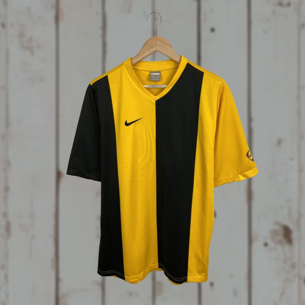 Nike VINTAGE Nike Total Ninety T-Shirt 90s Mens L Black Yellow 90s Nike Shirt Mens T-Shirt Size US L / EU 52-54 / 3 - 1 Thumbnail