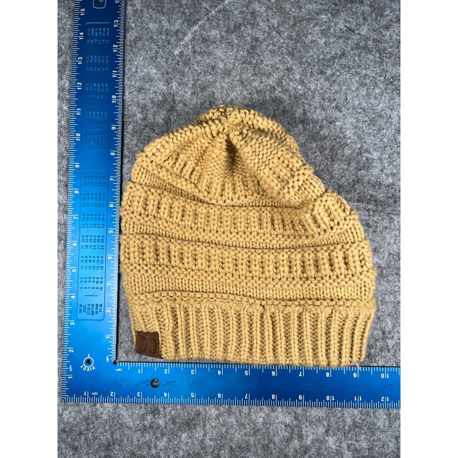Vintage C.C Exclusives Beanie Toque Beanie Women One Size Beige Acrylic Knit Logo Outdoor Ski Fall Winter Size ONE SIZE - 5 Thumbnail