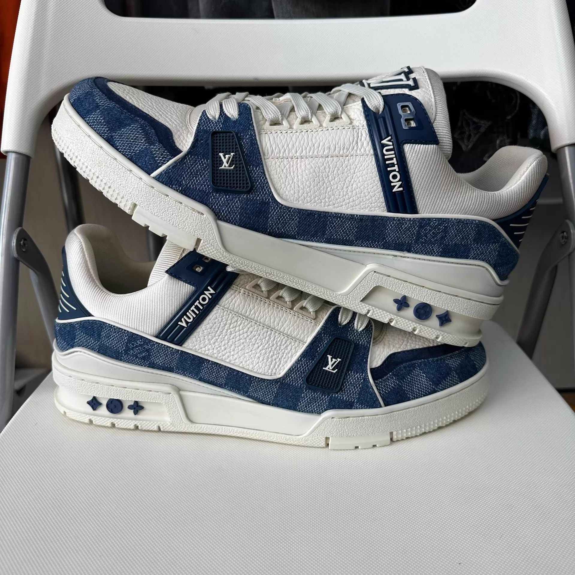 Louis Vuitton LOUIS VUITTON Trainer White Blue Unisex EU 43 Size US 10 / EU 43 - 6 Thumbnail