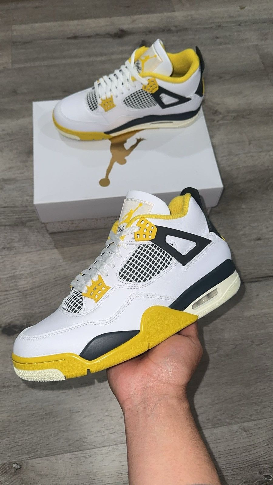 Jordan Retro Vivid Sulfur👟