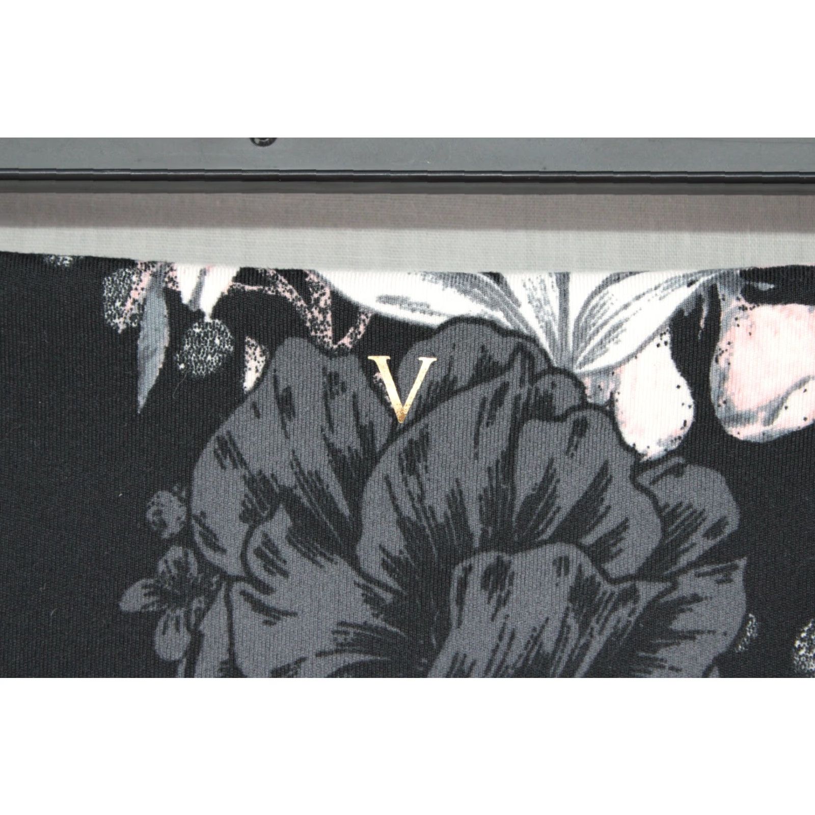 Victoria's Secret Victoria's Secret Leggings Women’s 6 Black Floral Athleisure Women’s Size 28" / US 6 / IT 42 - 3 Thumbnail