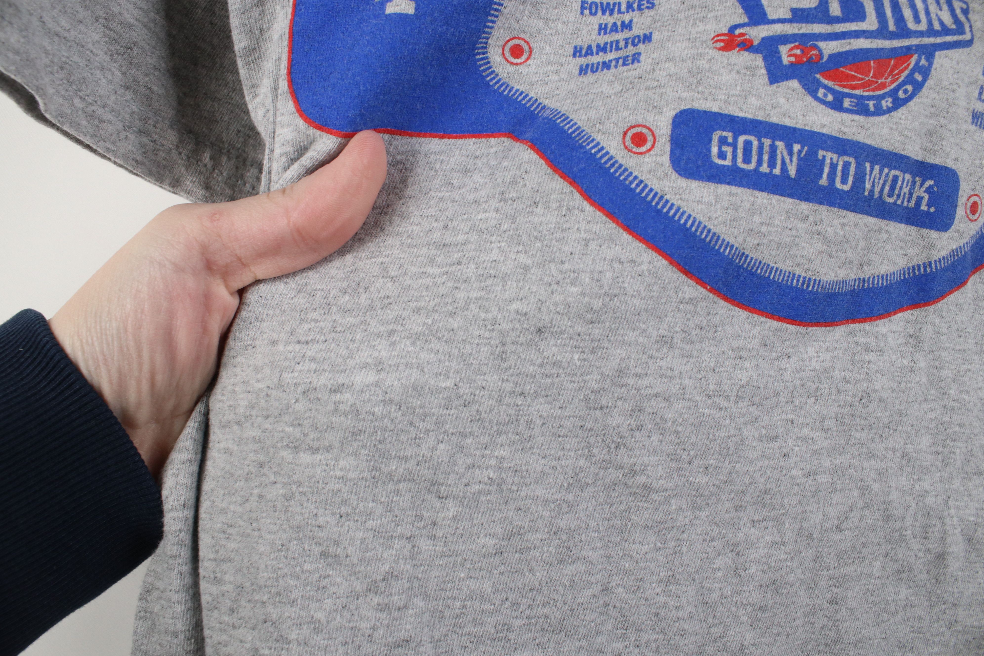Vintage Vintage Y2K 2004 NBA Champs Pistons Basketball T-Shirt Gray Size US L / EU 52-54 / 3 - 5 Thumbnail