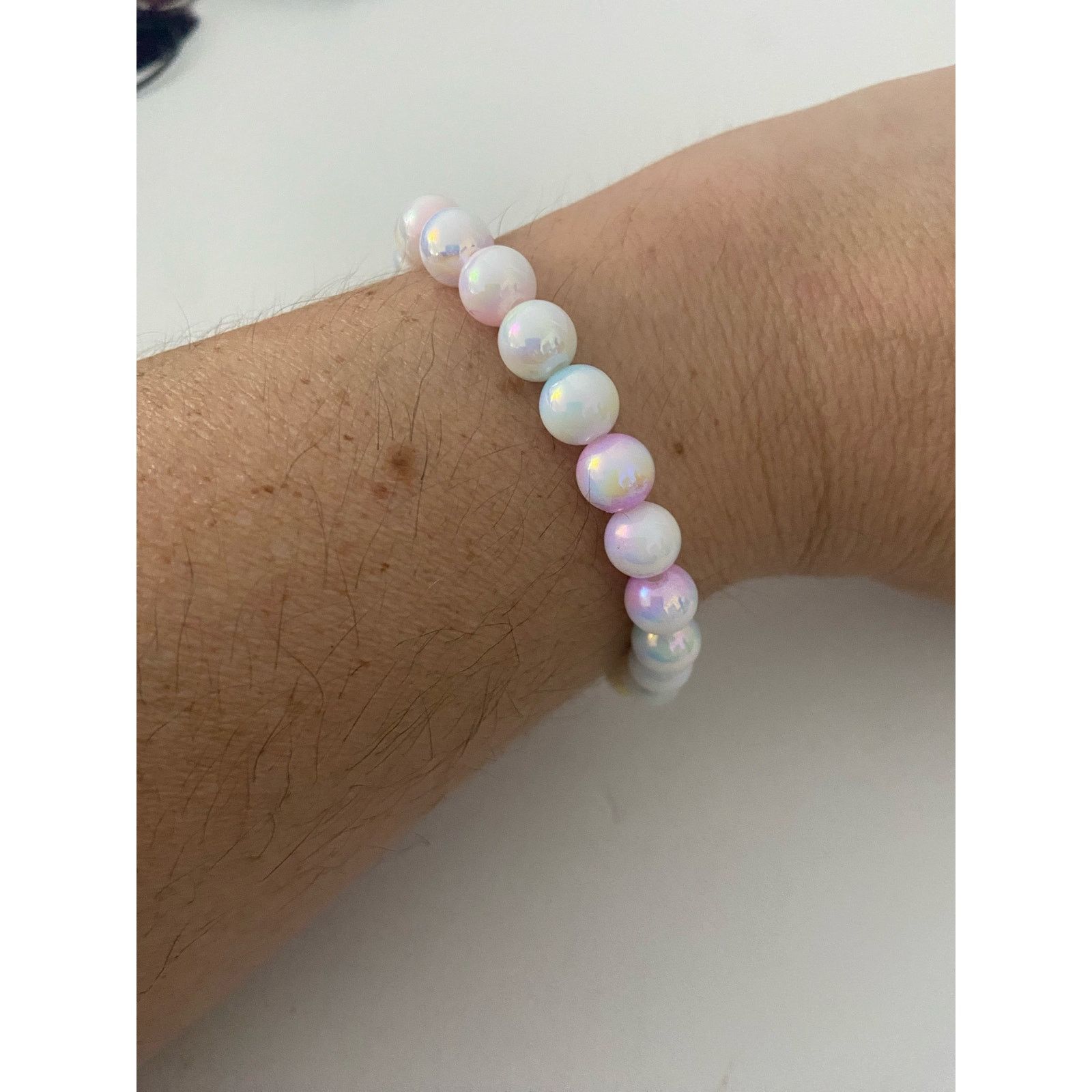 Handmade white bead bracelet with pastel sheen Size ONE SIZE - 1 Thumbnail