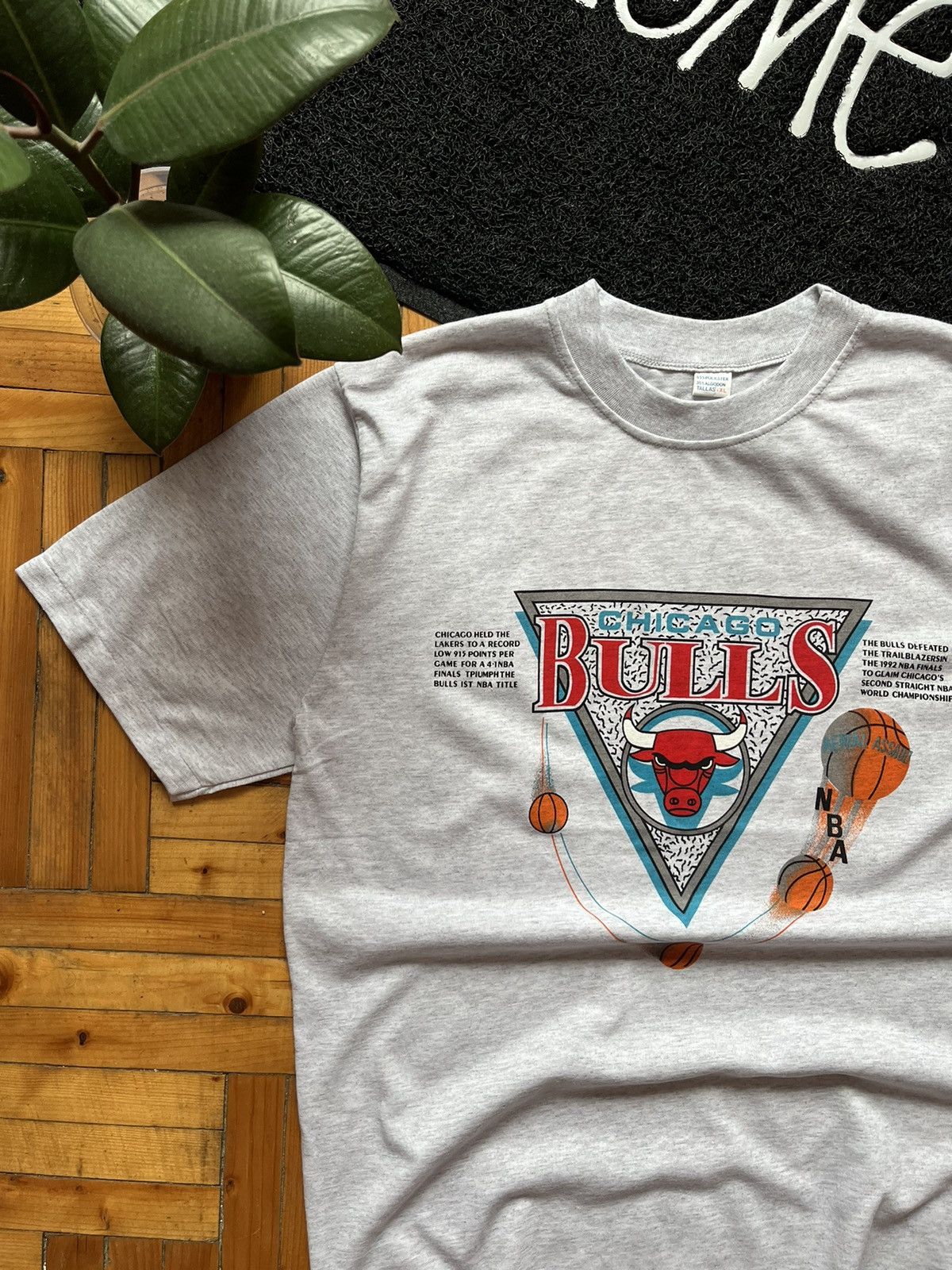 NBA × Vintage Vintage Chicago Bulls 1992 NBA Rare Tee Shirt Size US XL / EU 56 / 4 - 2 Thumbnail