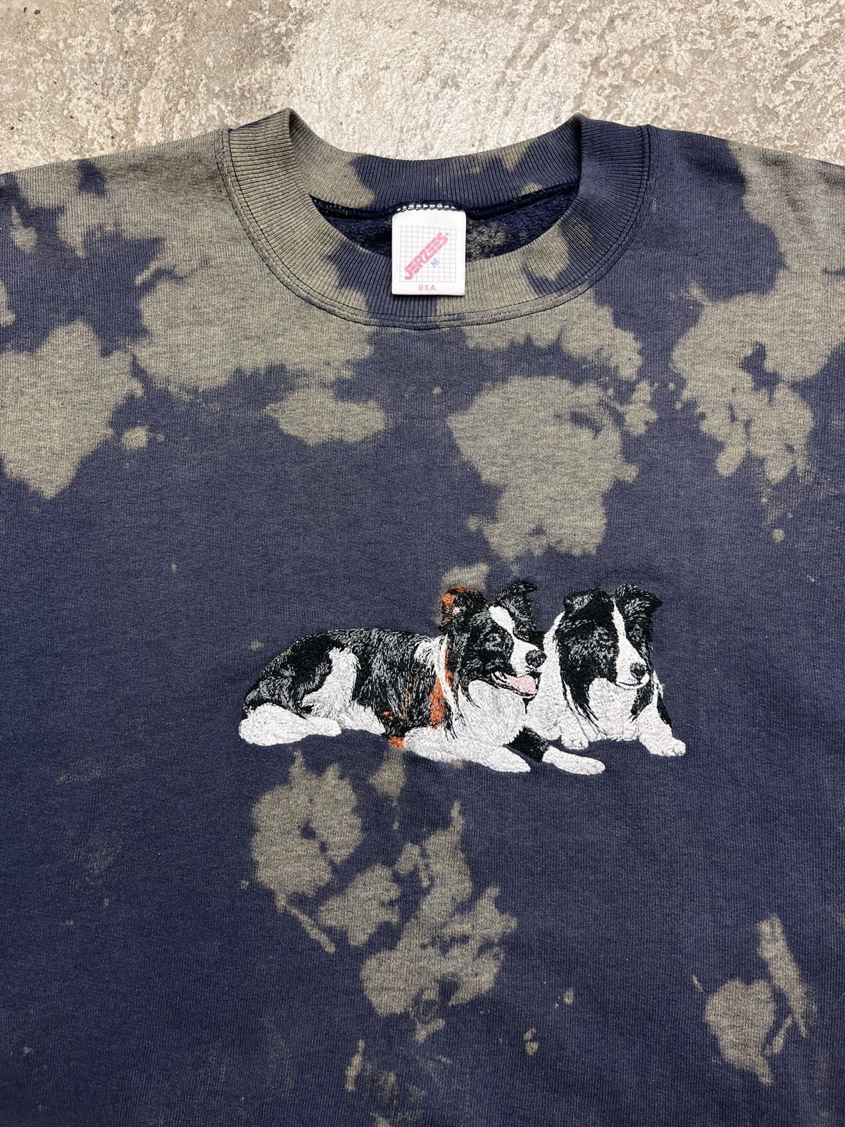 Native × Vintage CUTE DOGS EMBROIDERED CUSTOM BLEACHED SWEATSHIRT - № 1293 Size US L / EU 52-54 / 3 - 3 Thumbnail