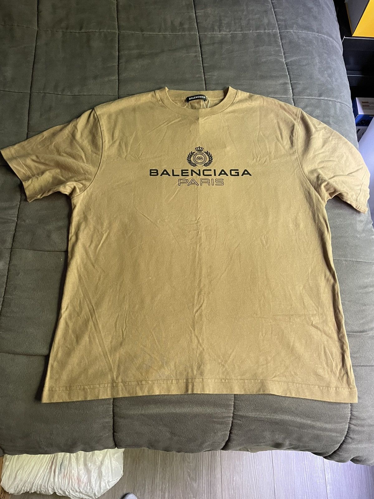 Balenciaga Balenciaga Beige Crest Logo T Shirt Size US S / EU 44-46 / 1 - 1 Thumbnail