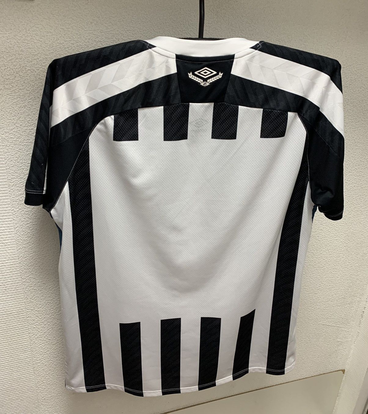Umbro Santos soccer jersey Brasil Brazil L size umbro Size US L / EU 52-54 / 3 - 2 Thumbnail