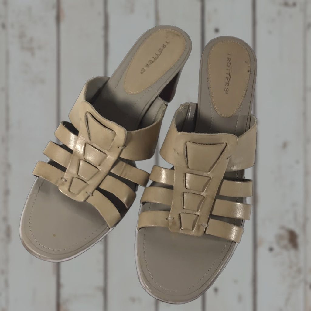 Vintage Trotters Leather Slides Womens Size 8.5N Beige Block Heel Sandals Casual Dressy Summer Size US 8.5 / IT 38.5 - 1 Thumbnail