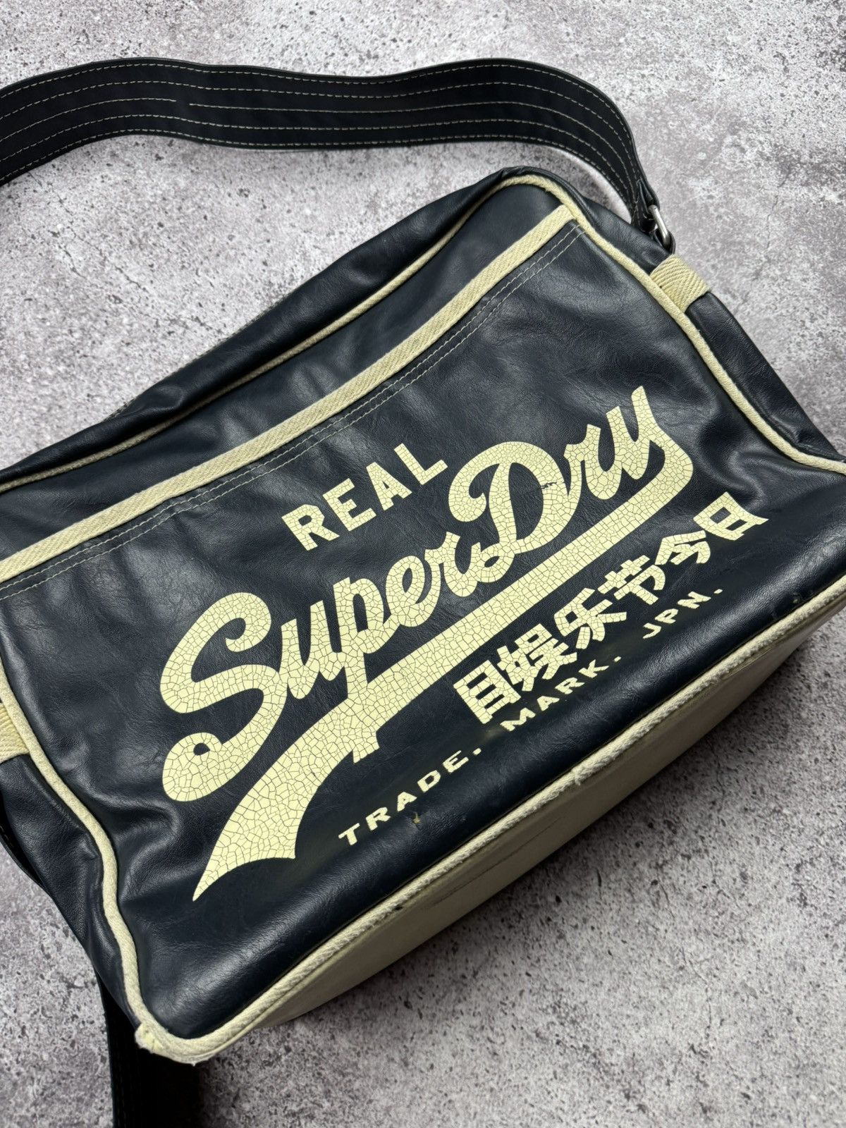 Japanese Brand VINTAGE JAPANESSE SUPERDRY LEATHER EVISU MESSRNGER BAG Size ONE SIZE - 3 Thumbnail