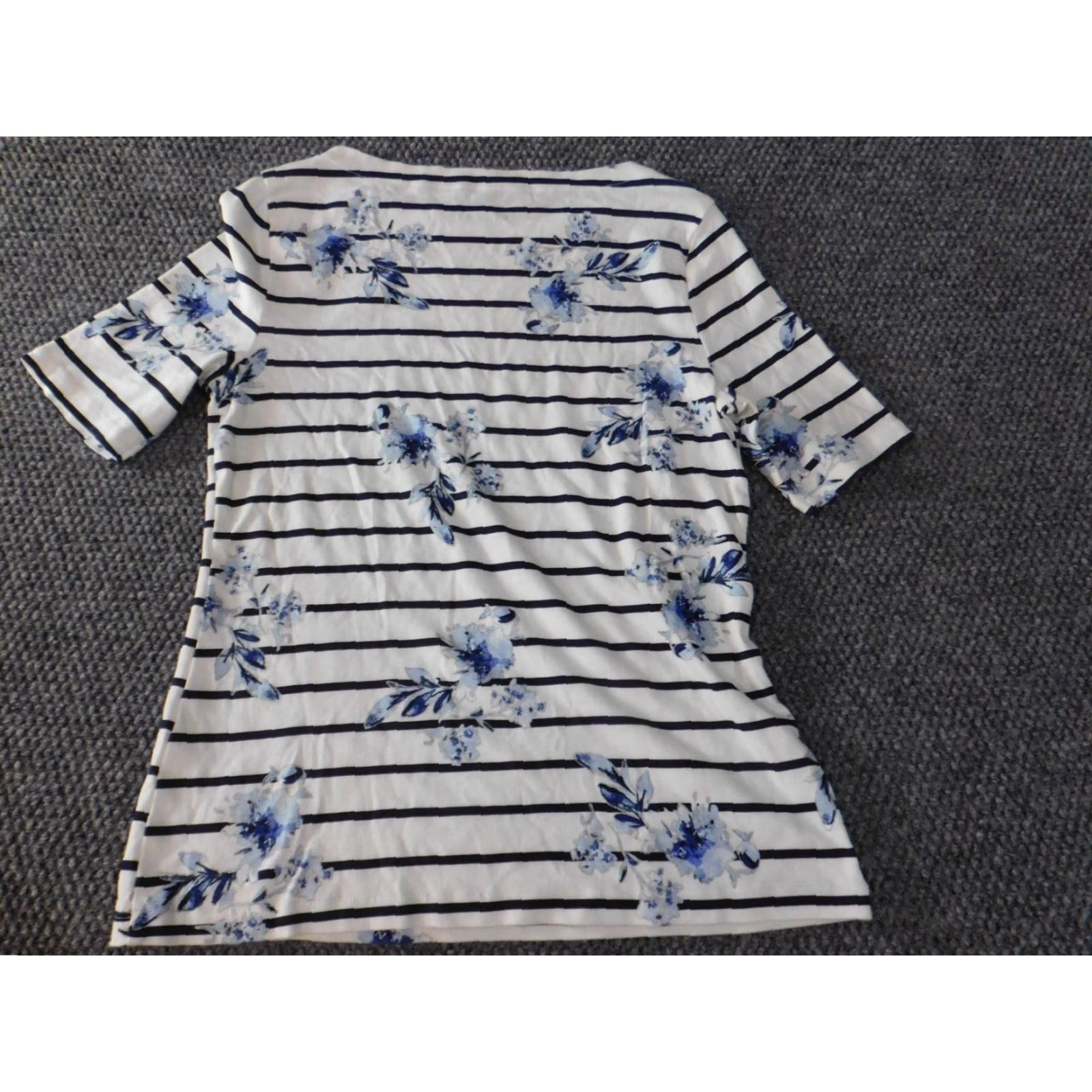 Croft & Barrow Croft & Barrow Womens Blouse PS Petites blue floral striped shirt Size S / US 4 / IT 40 - 7 Thumbnail