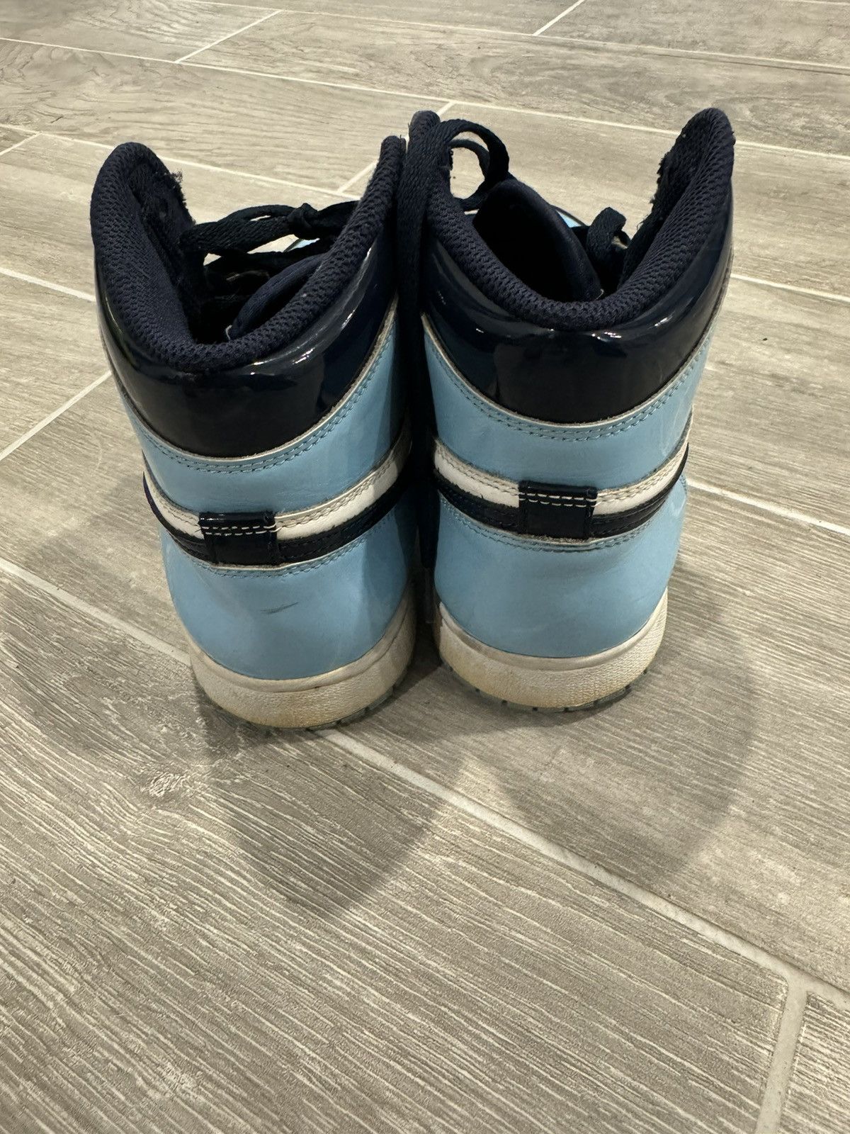 Nike Jordan 1 Retro High UNC Patent (Women's) Size US 7 / IT 37 - 3 Thumbnail