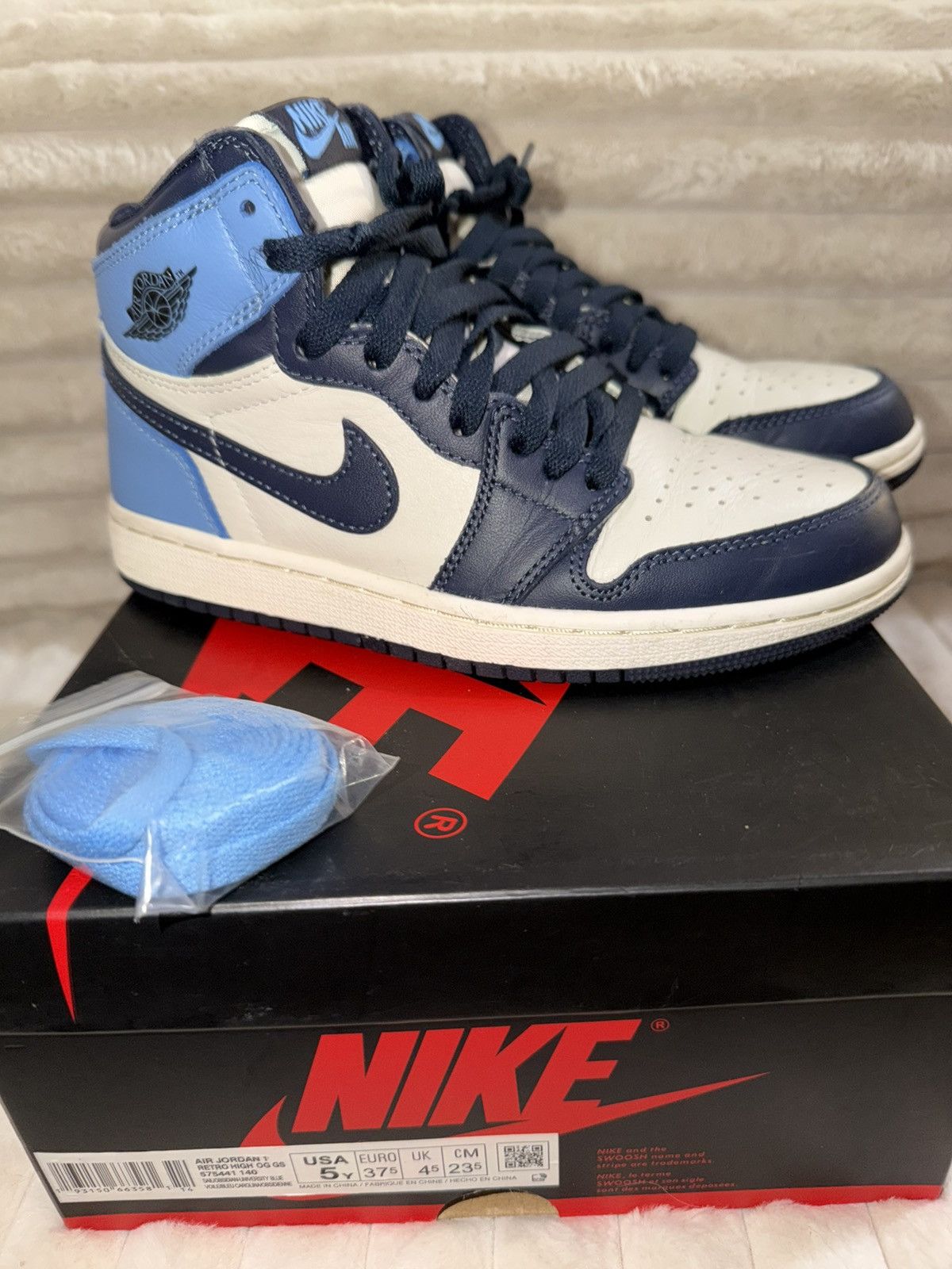 Jordan Brand Air Jordan 1 Retro High OG GS Size 5Y. Obsidian Size US 5 / EU 37 - 3 Thumbnail