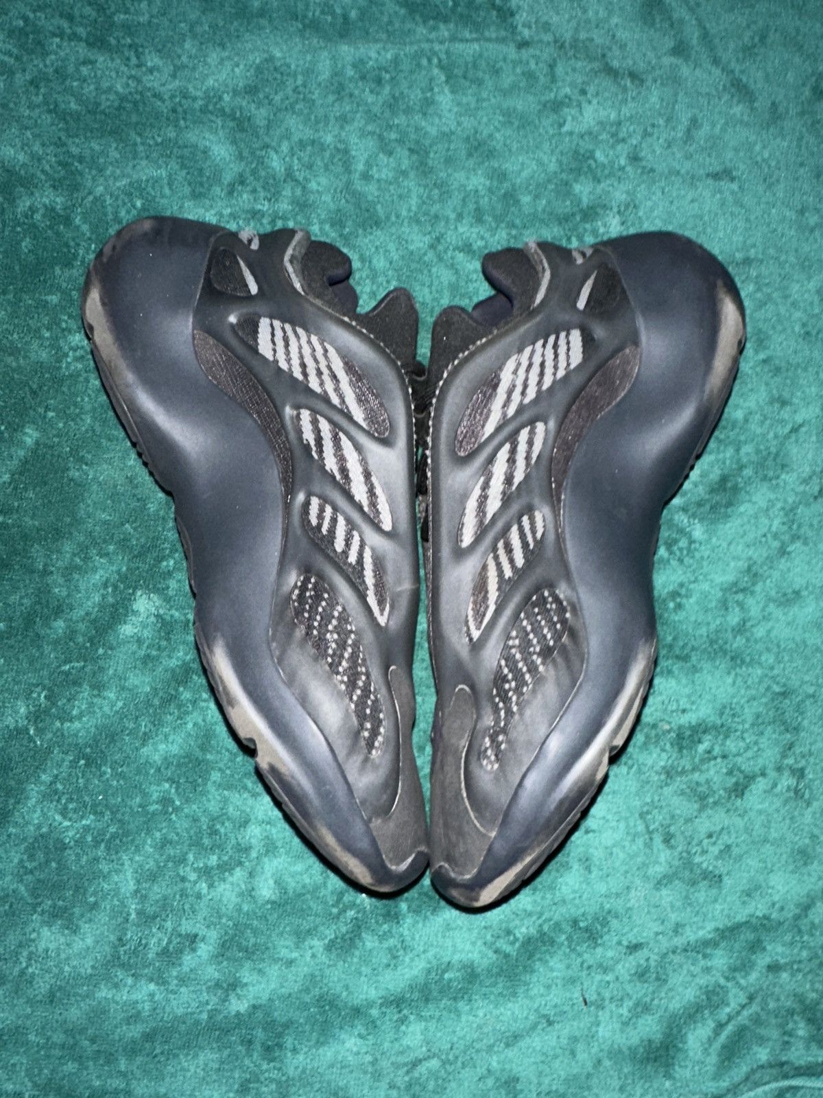 Yeezy Yeezy 700 Dark Glow VNDS 9.5 Size US 9.5 / EU 42-43 - 5 Thumbnail