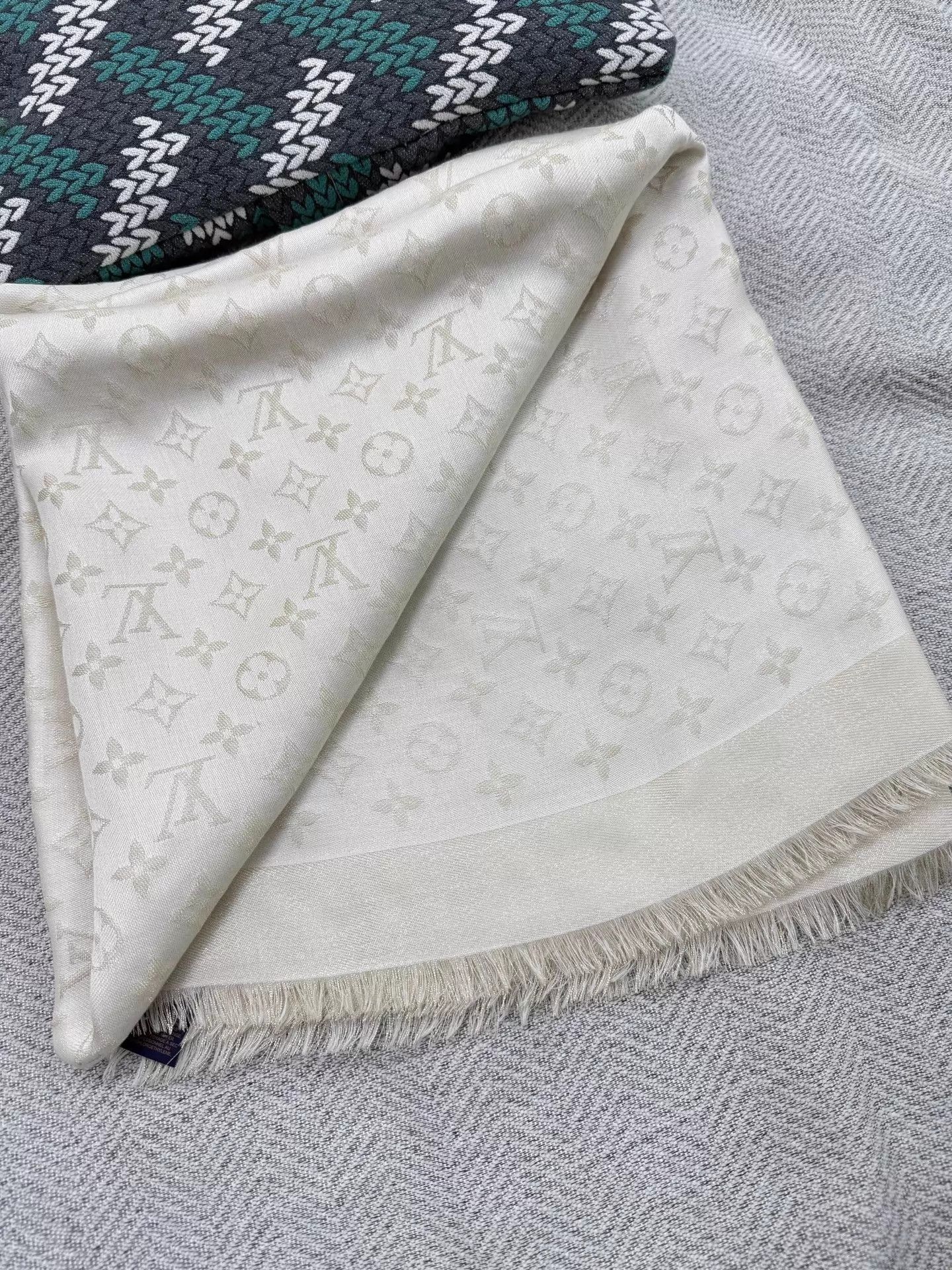 Louis Vuitton Louis Vuitton White Monogram Large Scarf New Size ONE SIZE - 2 Thumbnail