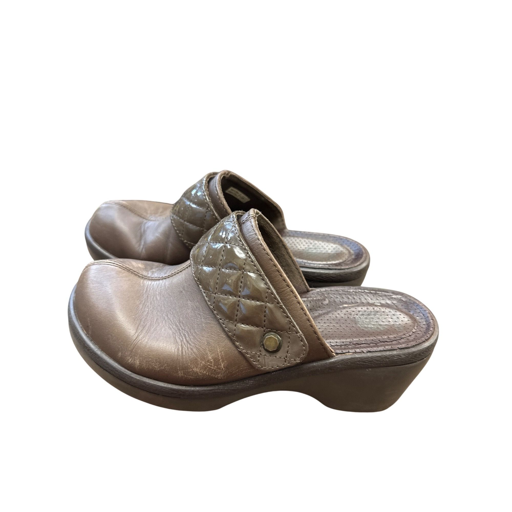 Crocs Crocs womens Brown Leather Cobbler Quilted Mules Size 7 SKU Size US 7 / IT 37 - 3 Thumbnail