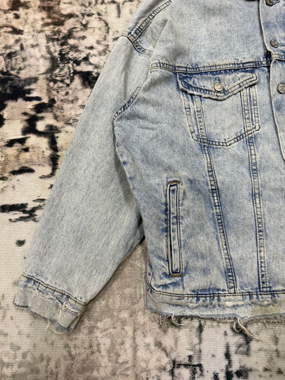 H&M & Denim Distressed Denim Jacket Size US M / EU 48-50 / 2 - 22 Thumbnail