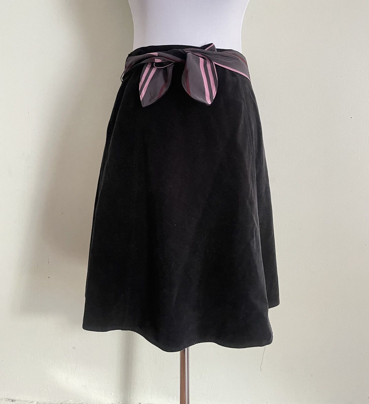 Burberry Burberry Plain Black Skirt Size 28" / US 6 / IT 42 - 1 Thumbnail