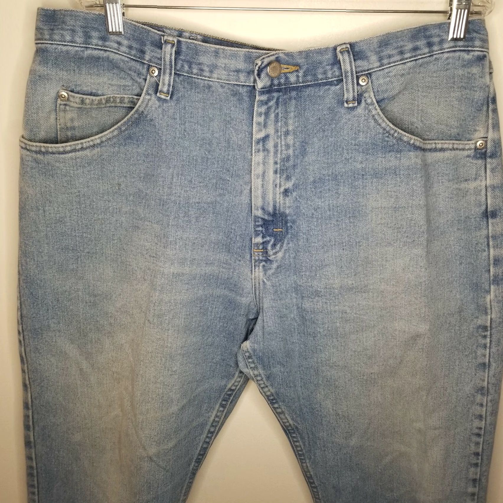 Wrangler Wrangler Jeans Men Relaxed Fit Blue 38x30 Regular Inseam 30 Straight Denim Vintage? (But can't add vintage if not in data) Size US 38 / EU 54 - 2 Thumbnail