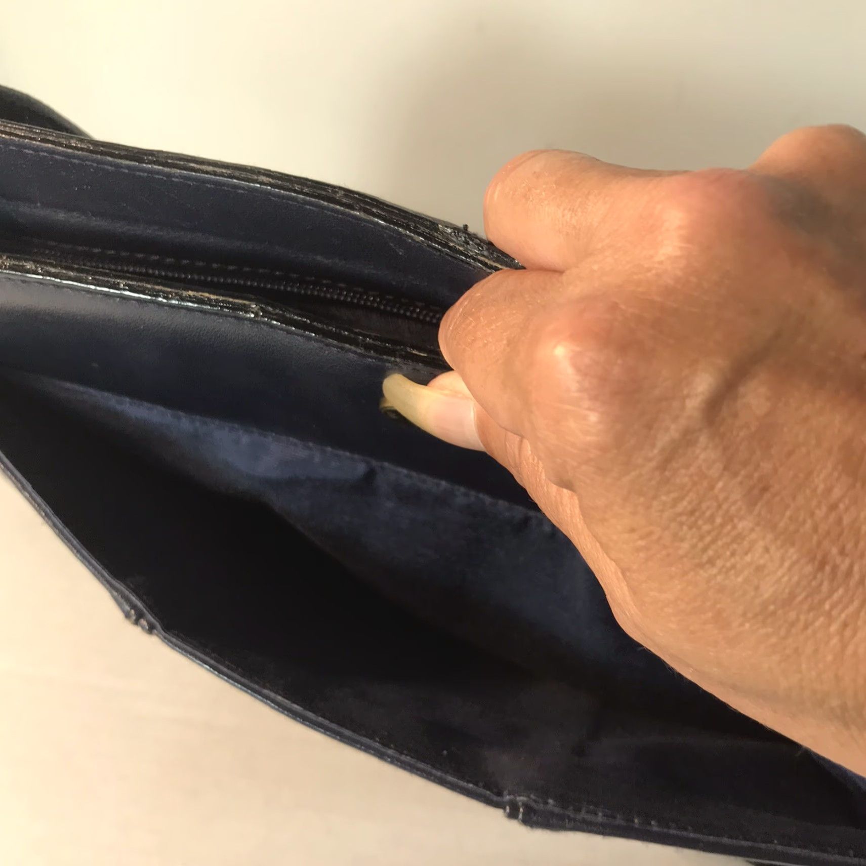 Etienne Aigner VINTAGE Etienne Aigner Navy Leather Shoulder Bag Medium Adjustable Strap Business Casual Travel Womens Size ONE SIZE - 8 Thumbnail