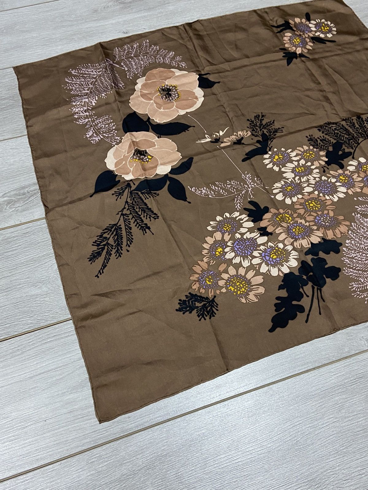 Christian Dior Monsieur Christian Dior flowers 💐 vintage silk floral France scarf Size ONE SIZE - 4 Thumbnail