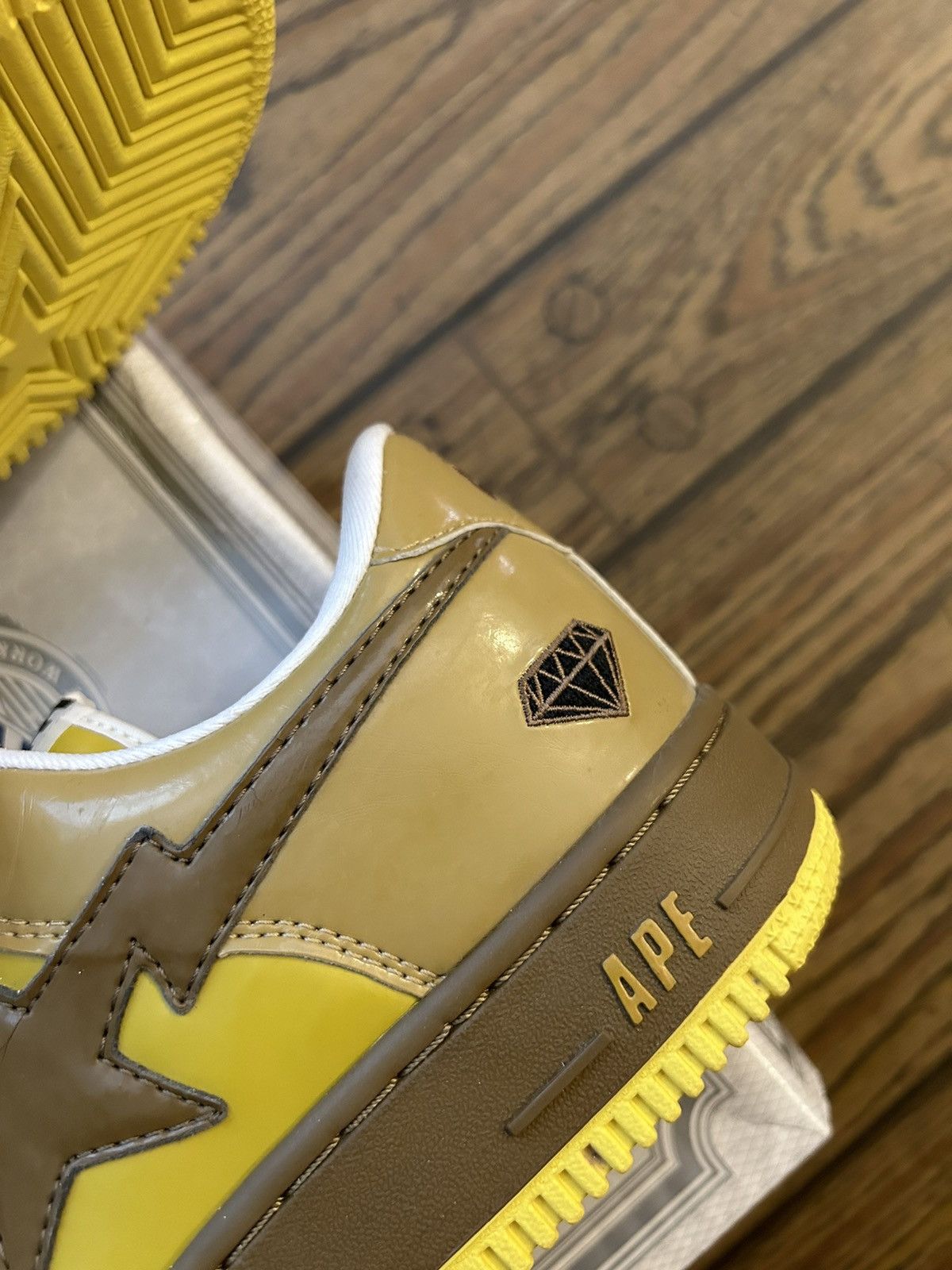 Bape Bape Gold Members Exclusive Bapestas NEW Size US 9 / EU 42 - 2 Thumbnail