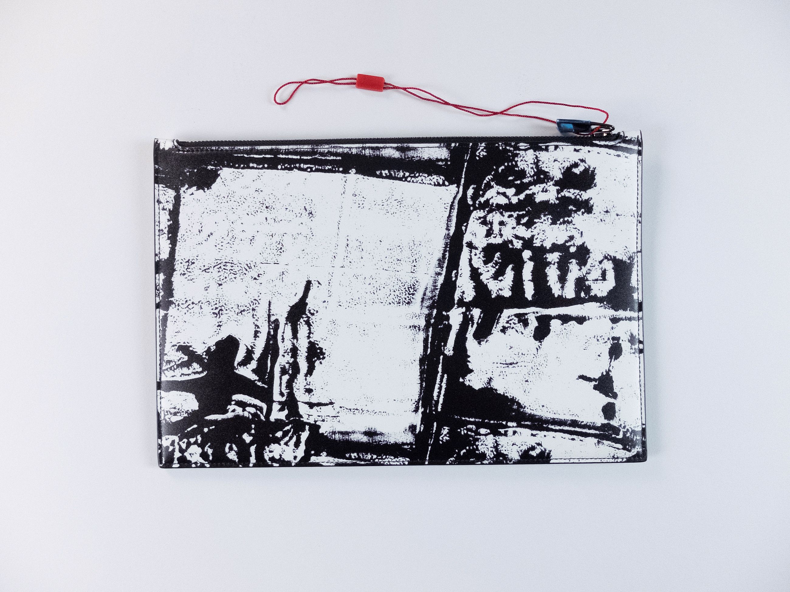 Alexander McQueen ALEXANDER MCQUEEN black & white graffiti leather clutch bag Size ONE SIZE - 2 Thumbnail