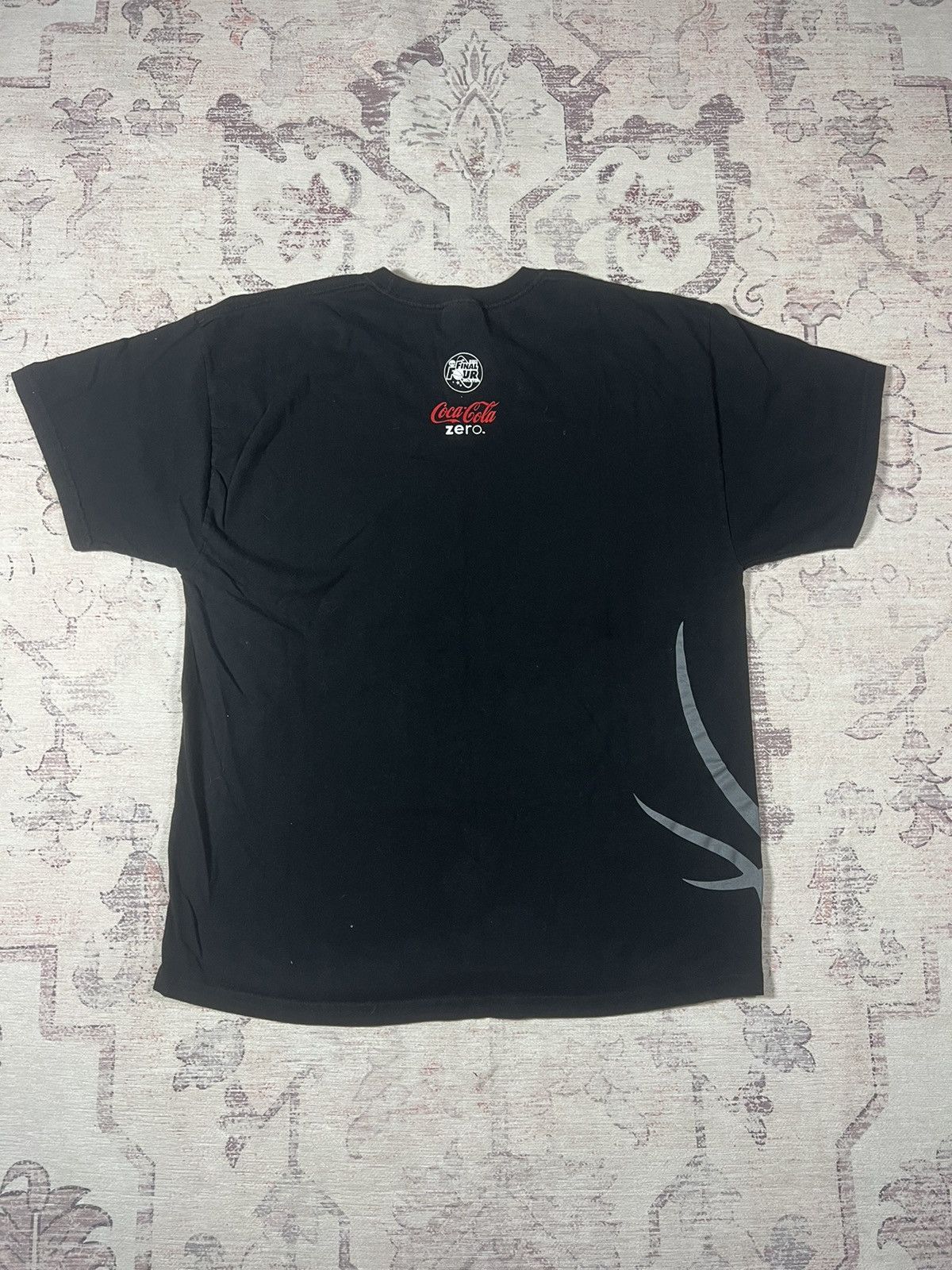 Coca Cola Vintage Y2K Wrap Around Coca Cola Final Four NCAA Promo Tee Size US XL / EU 56 / 4 - 2 Thumbnail