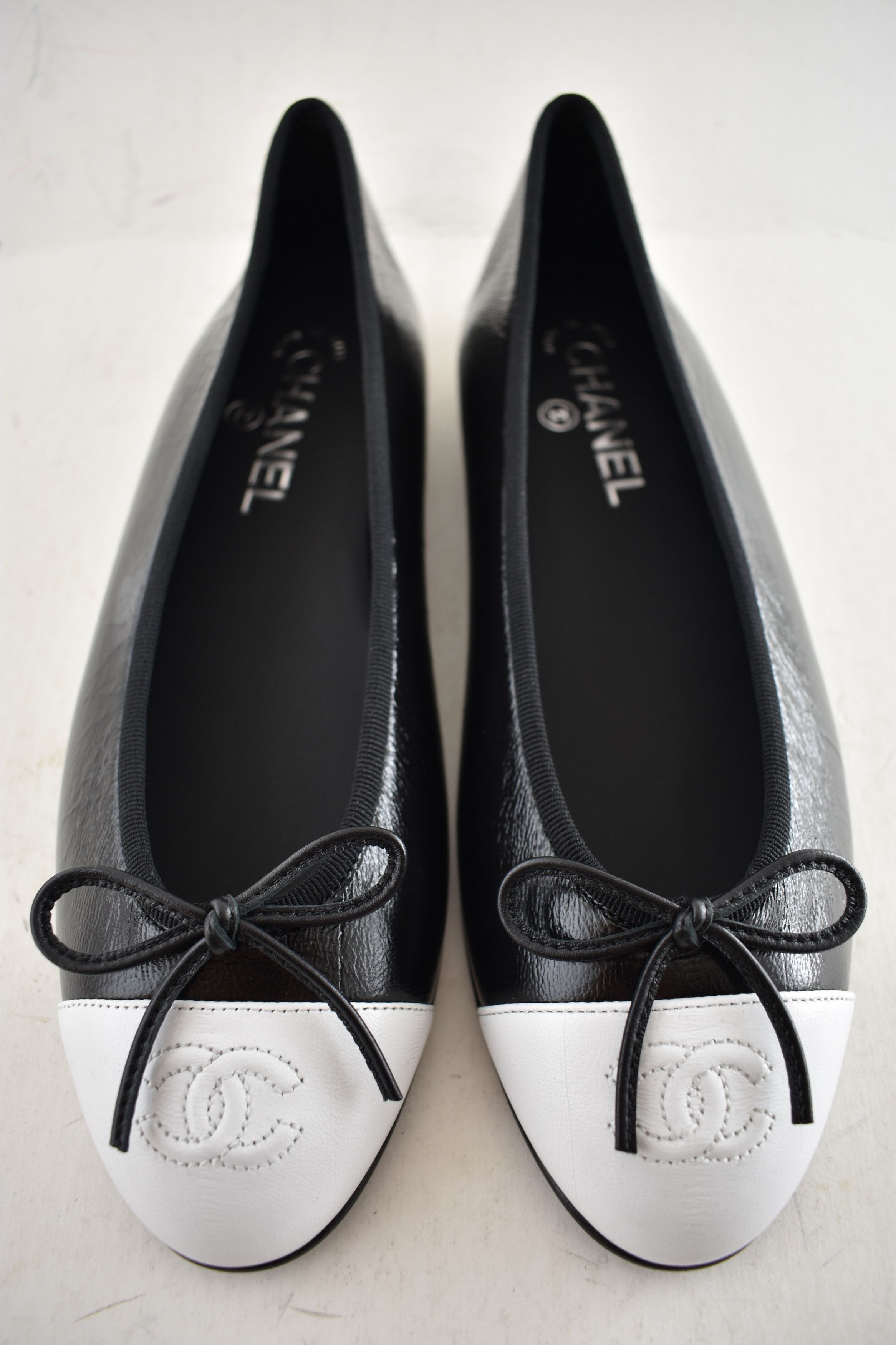 Chanel 26S White Crumpled Shiny Lambskin Ballet Ballerina Flat 35.5 Size US 5.5 / IT 35.5 - 10 Thumbnail