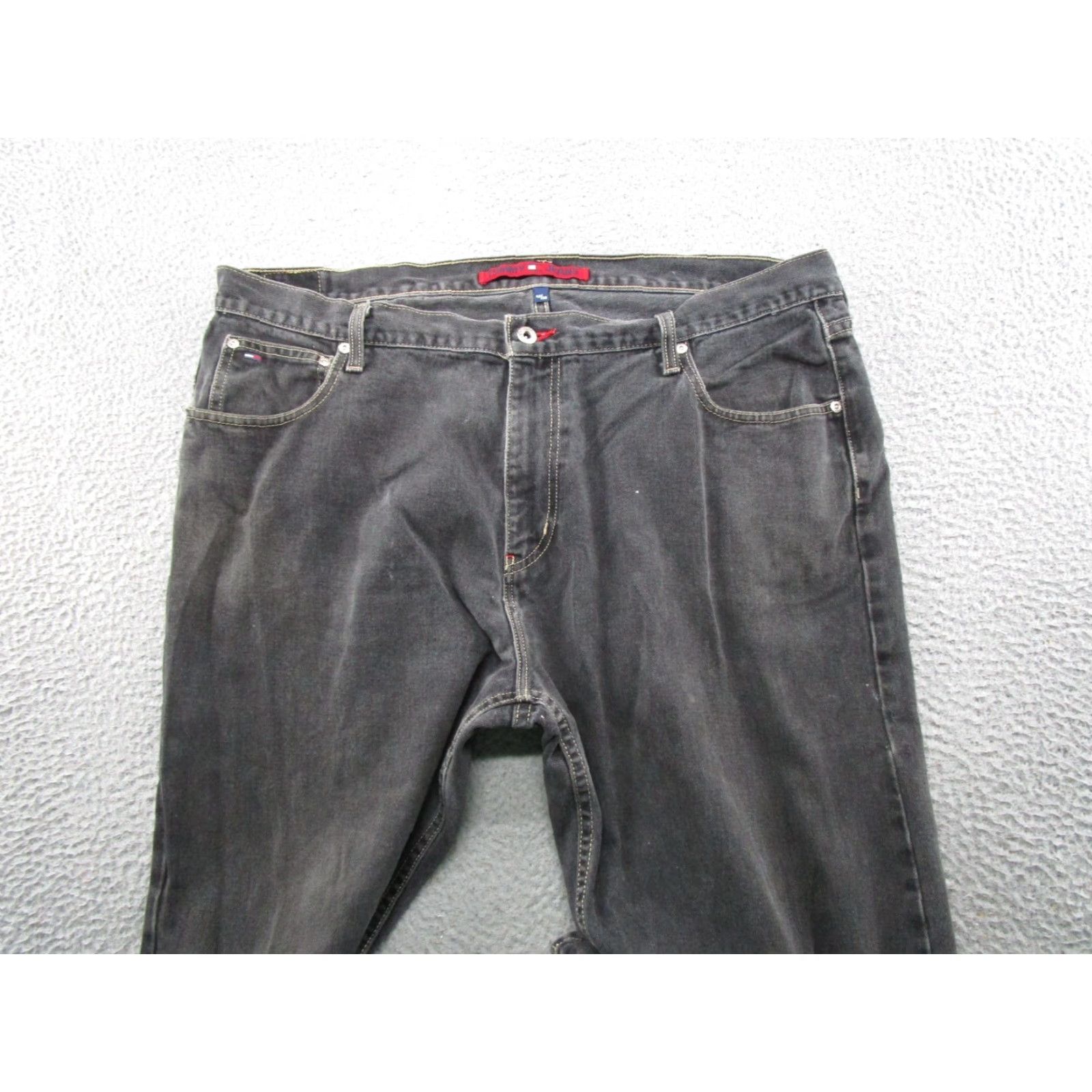 Tommy Hilfiger VINTAGE Tommy Hilfiger Black Denim Jeans Mens 42x30 Straight Baggy 5-Pocket Design Regular Inseam 30 Size US 42 / EU 58 - 3 Thumbnail