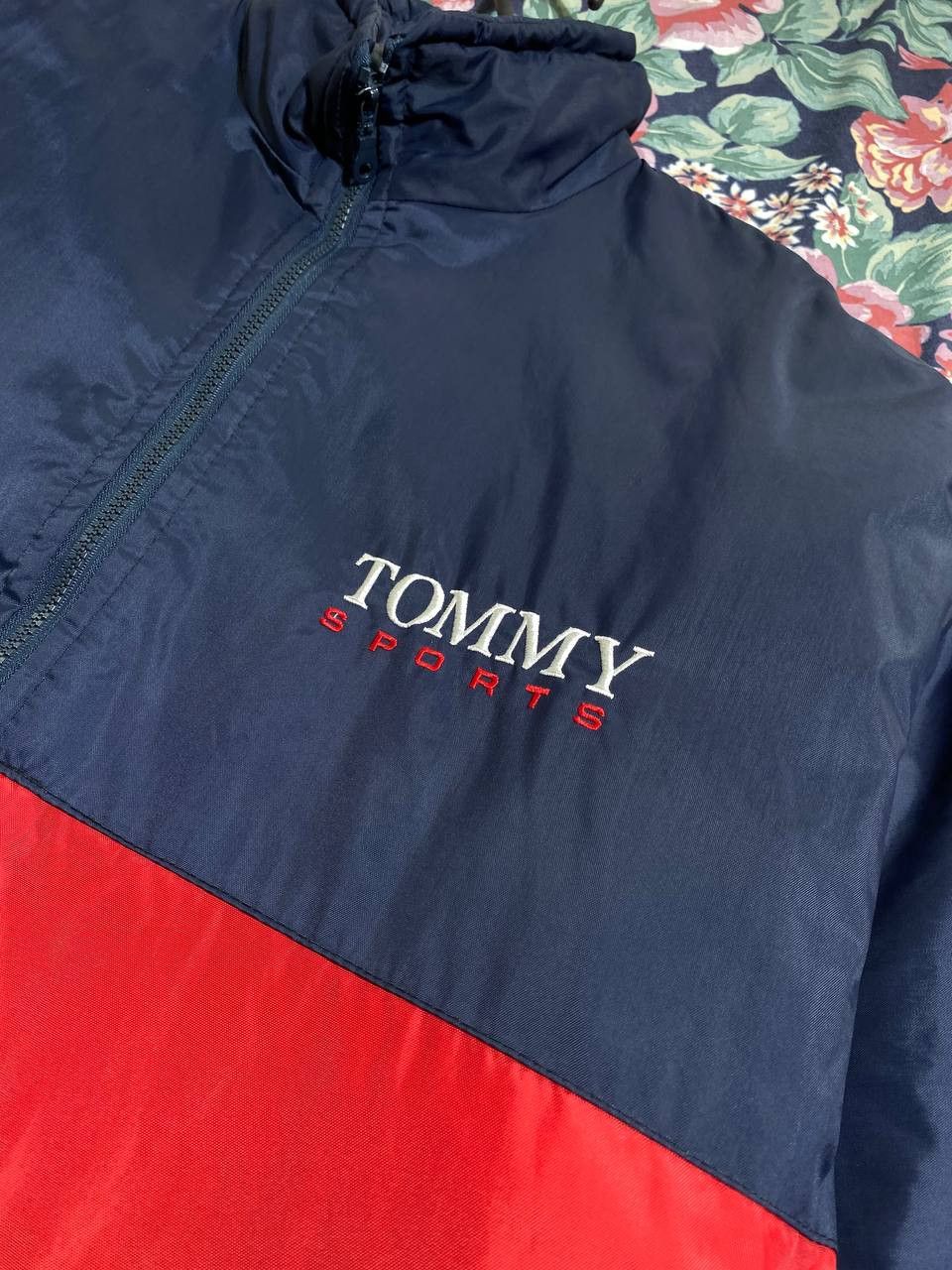 Tommy Hilfiger Vintage Tommy Hilfiger Windbreaker Jacket Size US L / EU 52-54 / 3 - 19 Thumbnail