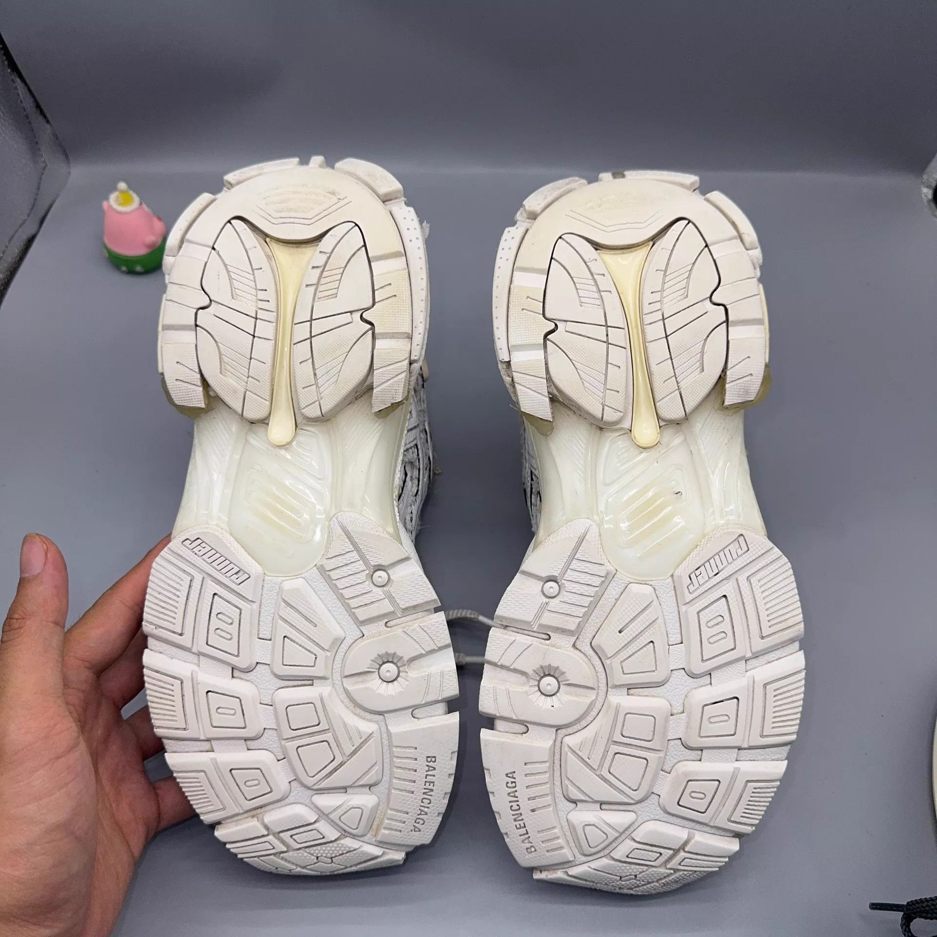 Balenciaga Balenciaga Runner White Distressed Sneakers Size US 9 / EU 42 - 4 Thumbnail
