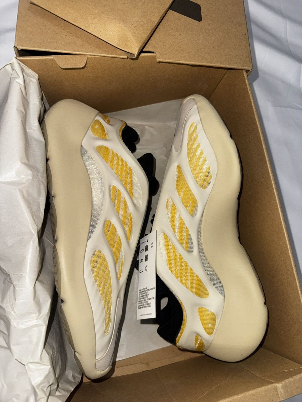 Yeezy Adidas Yeezy 700 V3 'Safflower' Size US 10 / EU 43 - 1 Thumbnail