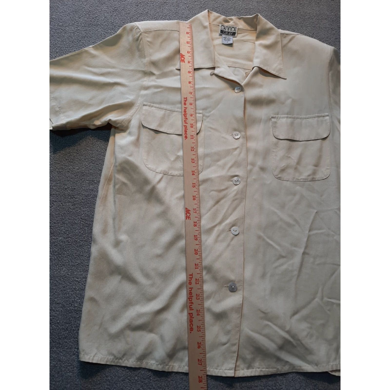 Vintage Anna Gray Short Sleeve Top Silk Button-Up Padded Shoulders Pocket Womens Small S Beige Shirt Size S / US 4 / IT 40 - 4 Thumbnail