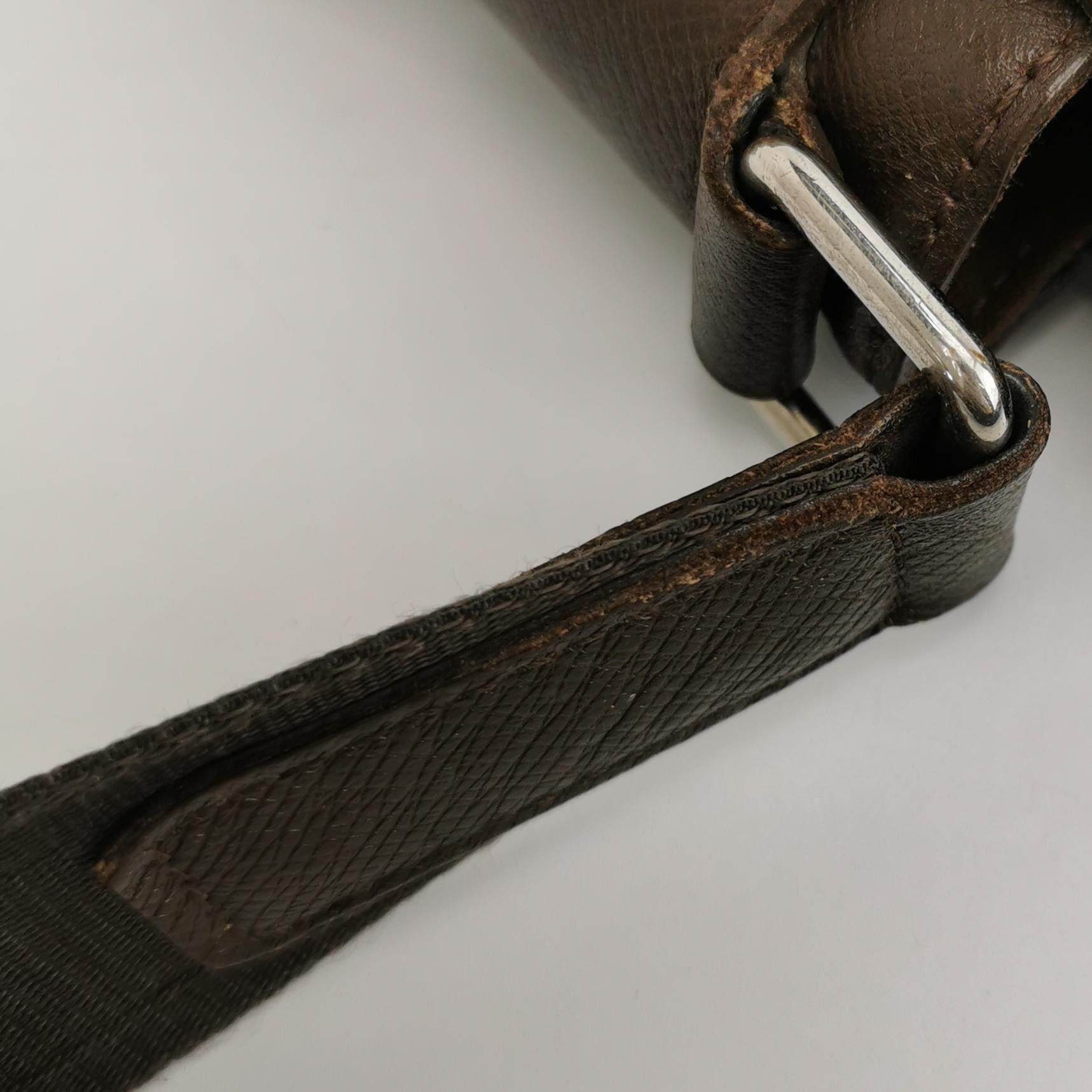 Louis Vuitton Louis Vuitton (LV) Roman leather solid color flap messenger Size ONE SIZE - 8 Thumbnail