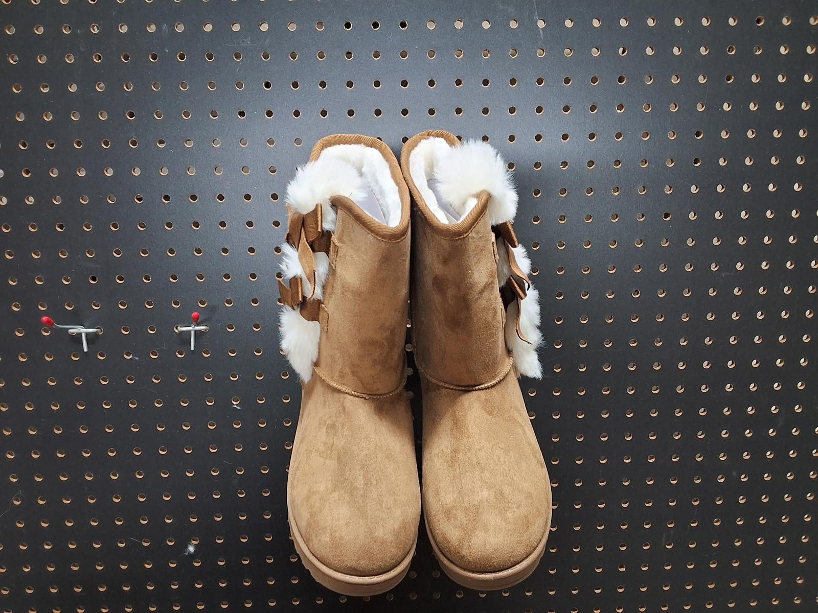The Unbranded Brand Cozy & Cute Women's Winter Boots - Act Fast! Size US 7 / IT 37 - 4 Thumbnail