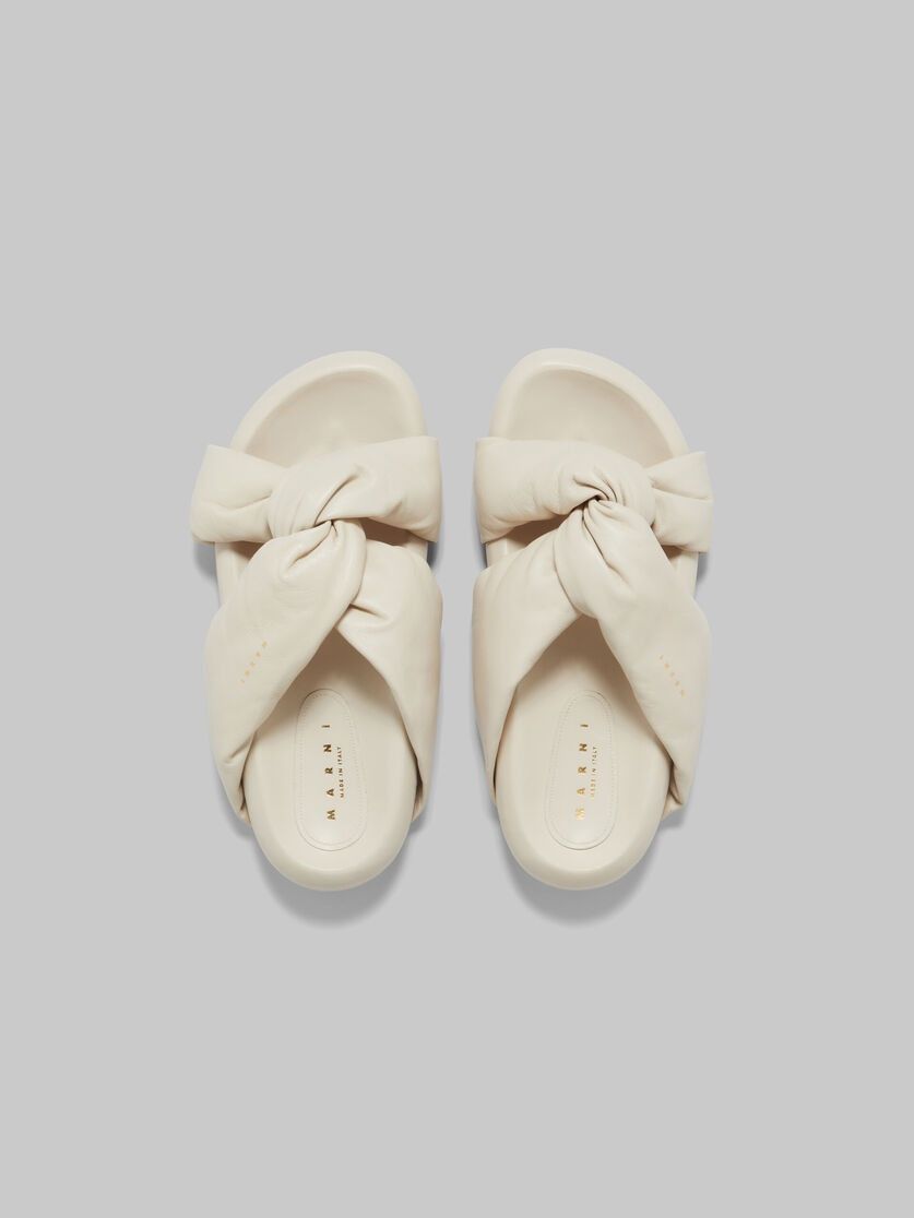 oc11z0525 Twisted Leather Bubble Sandal in White