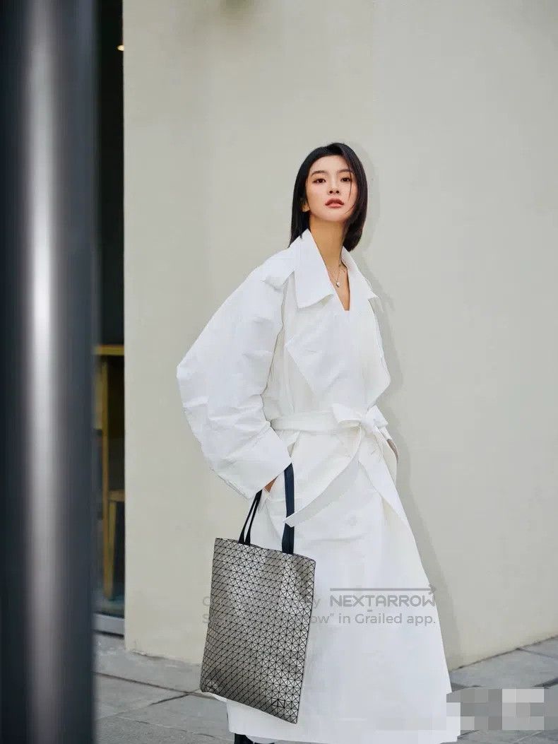 Issey Miyake Issey Miyake Crunchy Tote Bag, Silver Size ONE SIZE - 8 Thumbnail
