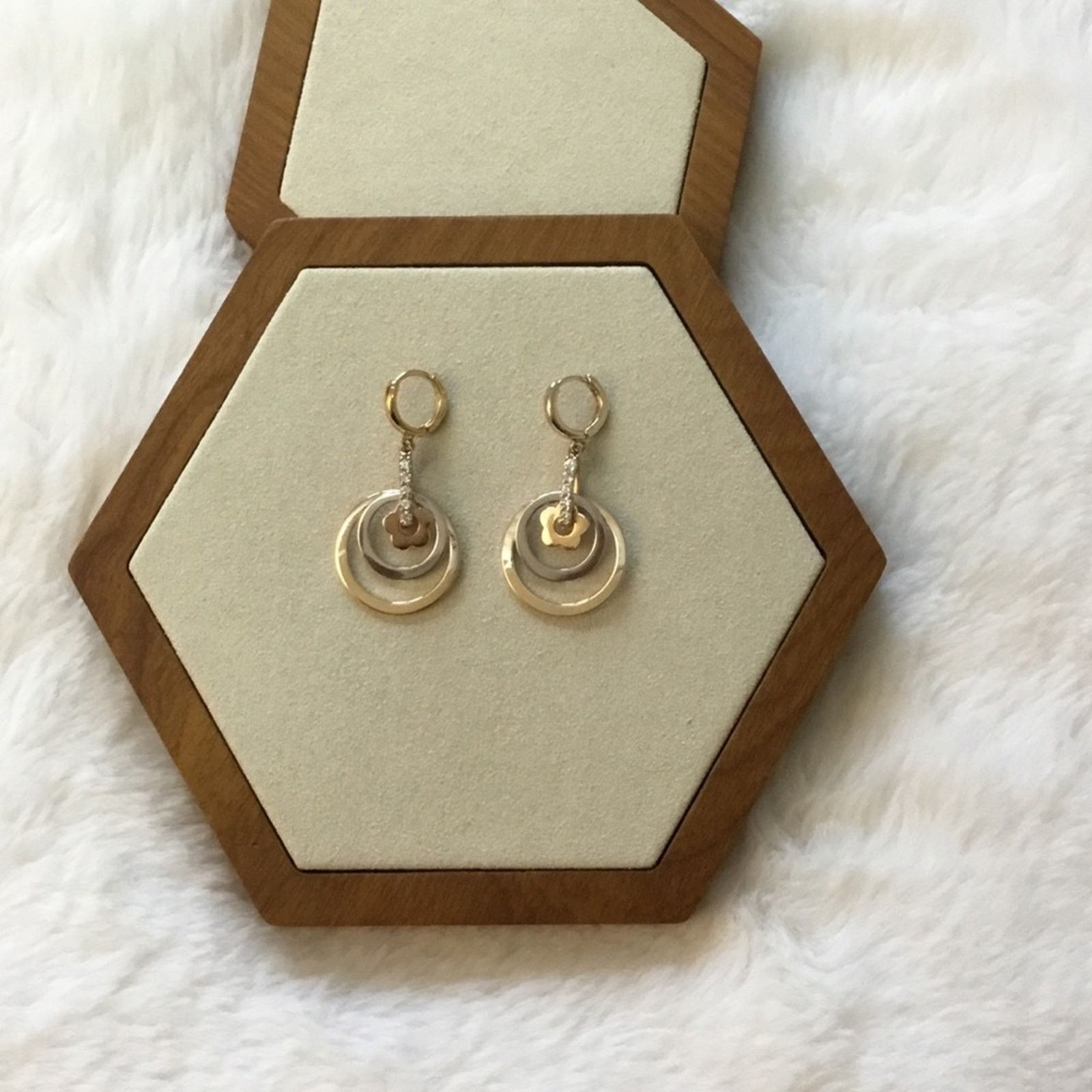 Other Gold Round Dangling Daisy Flower Earrings Size ONE SIZE - 5 Thumbnail