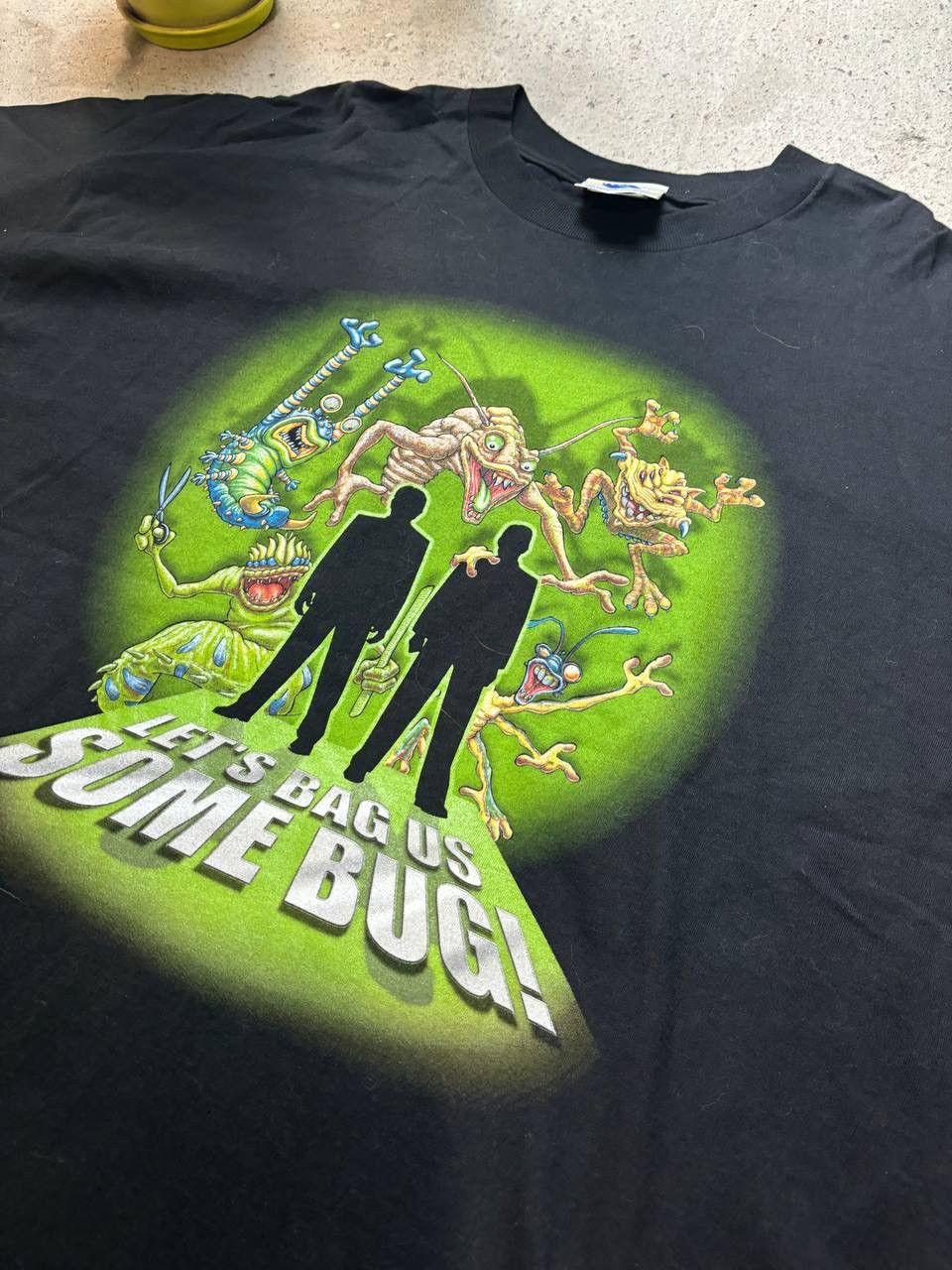 Universal Studios × Vintage Vintage 90s Universal Studios Men In Black Big Monster Print Size US XXL / EU 58 / 5 - 2 Thumbnail