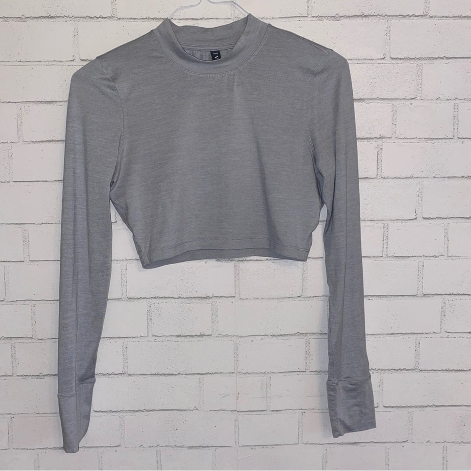 Vuori VUORI $85 LUX Long Sleeve Crop Mock Tee Gray MEDIUM EUC Size M / US 6-8 / IT 42-44 - 3 Thumbnail