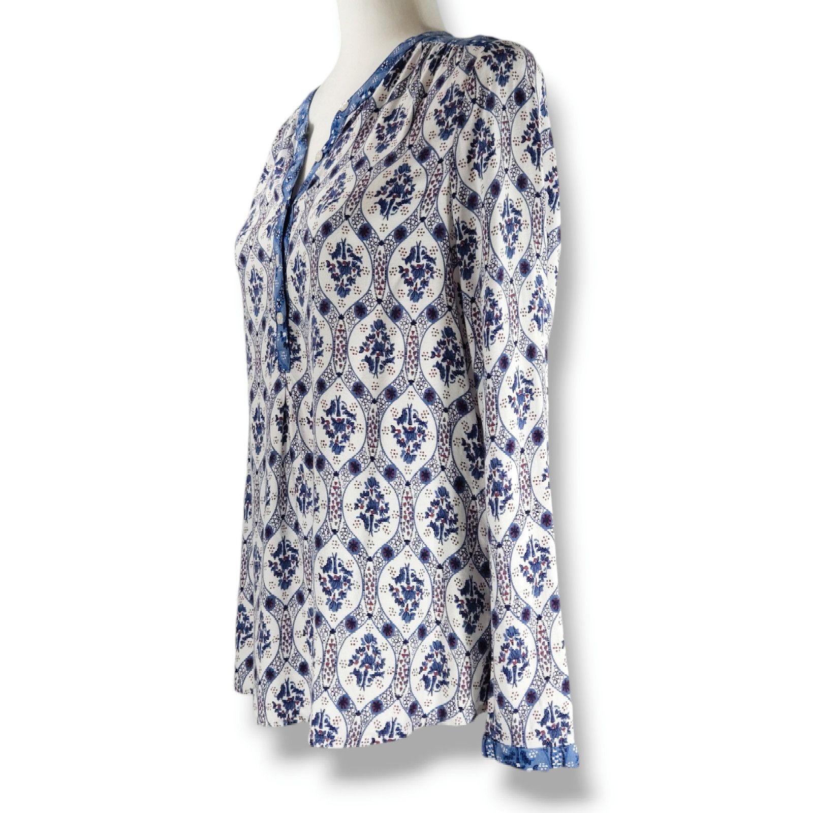 Boden EUC Boden Floral Medallion Henley Top Sz. 6 Blue White Size M / US 6-8 / IT 42-44 - 1 Thumbnail