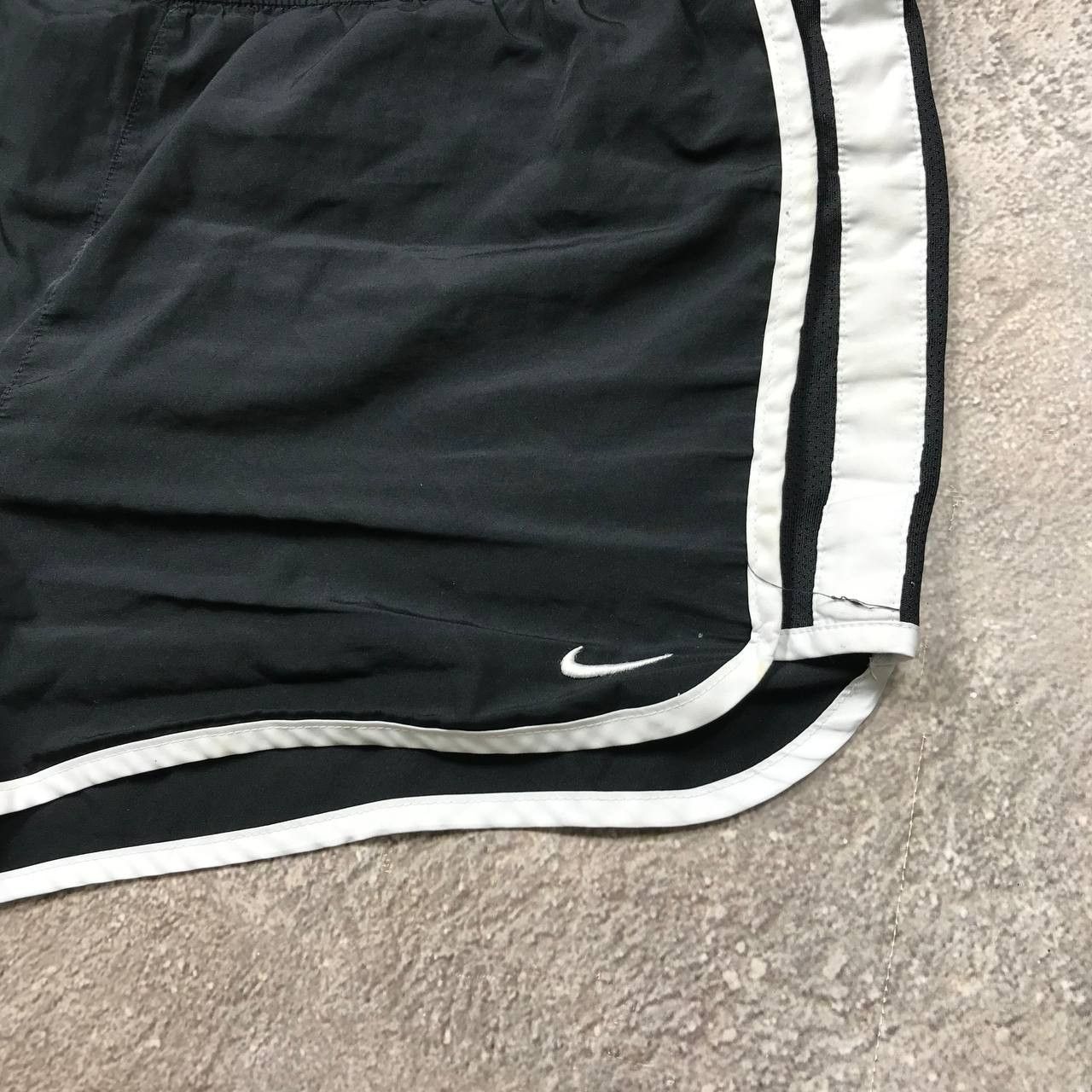 Vintage Vintage Nike Y2K Swoosh Shorts Streetwear Skate Black 37 Size US 37 - 3 Thumbnail