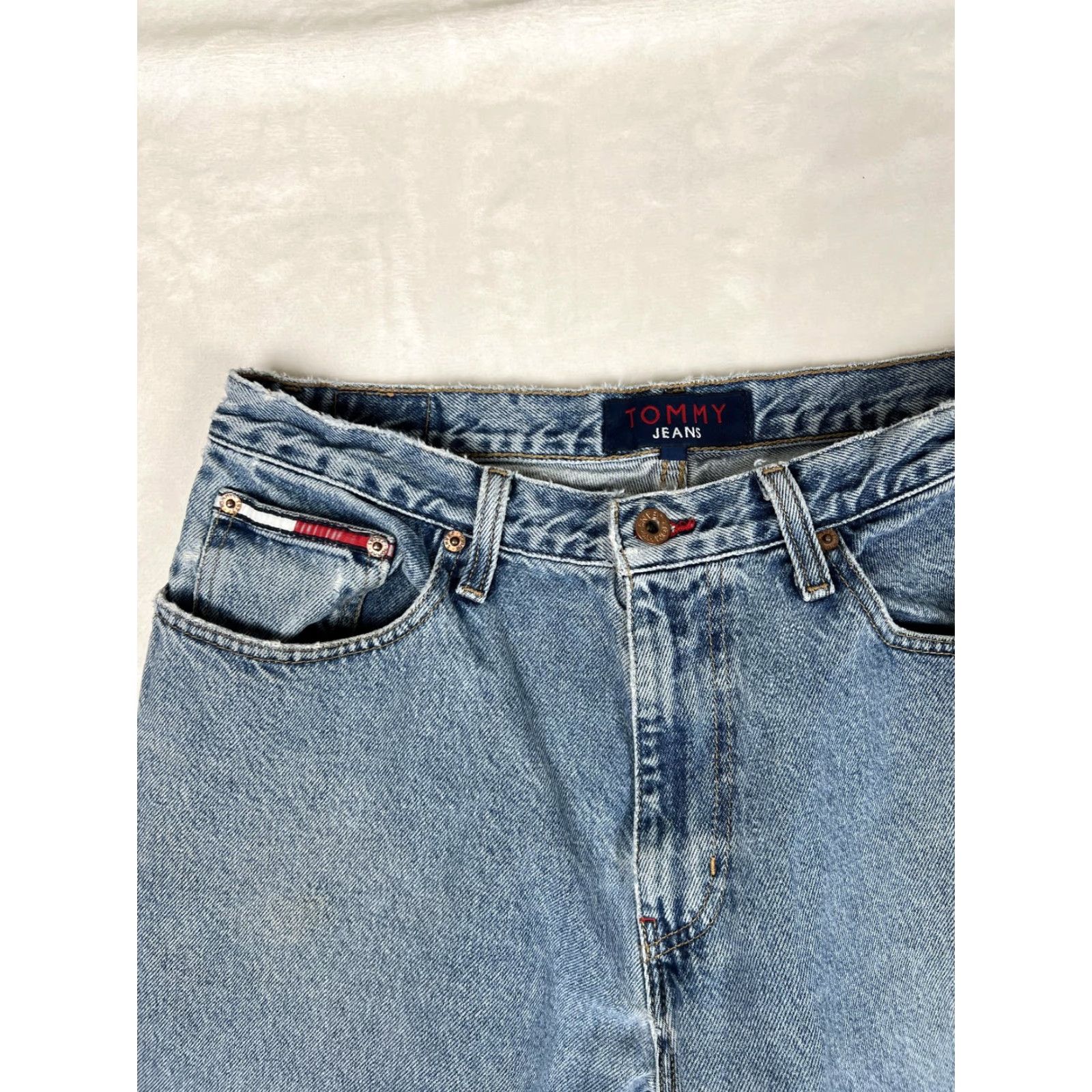 Denime VTG Tommy Jeans Jeans Straight Mens 33x32 Blue Light Wash Denim Distressed 5-Pocket Logo Patch Distressed Style Vintage Modern Straight Leg Mens Jeans Size US 33 - 5 Thumbnail