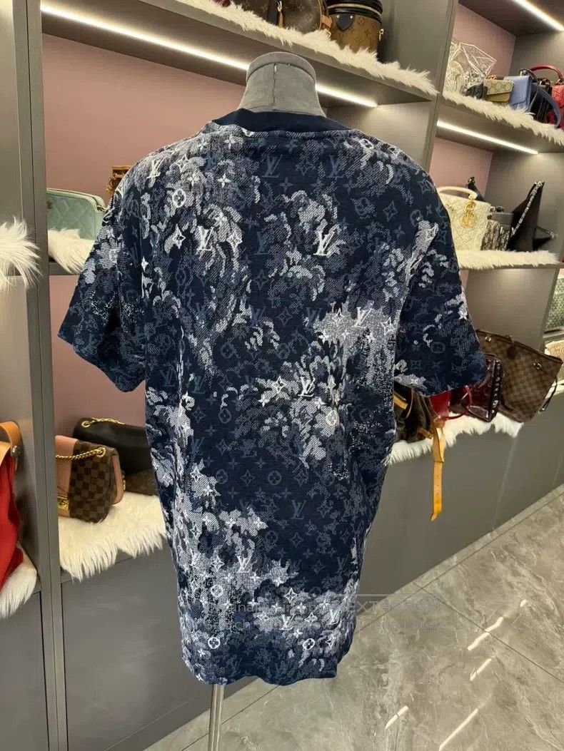 Louis Vuitton Louis Vuitton Tapestry full print half sleeve T-shirt Size US L / EU 52-54 / 3 - 5 Thumbnail