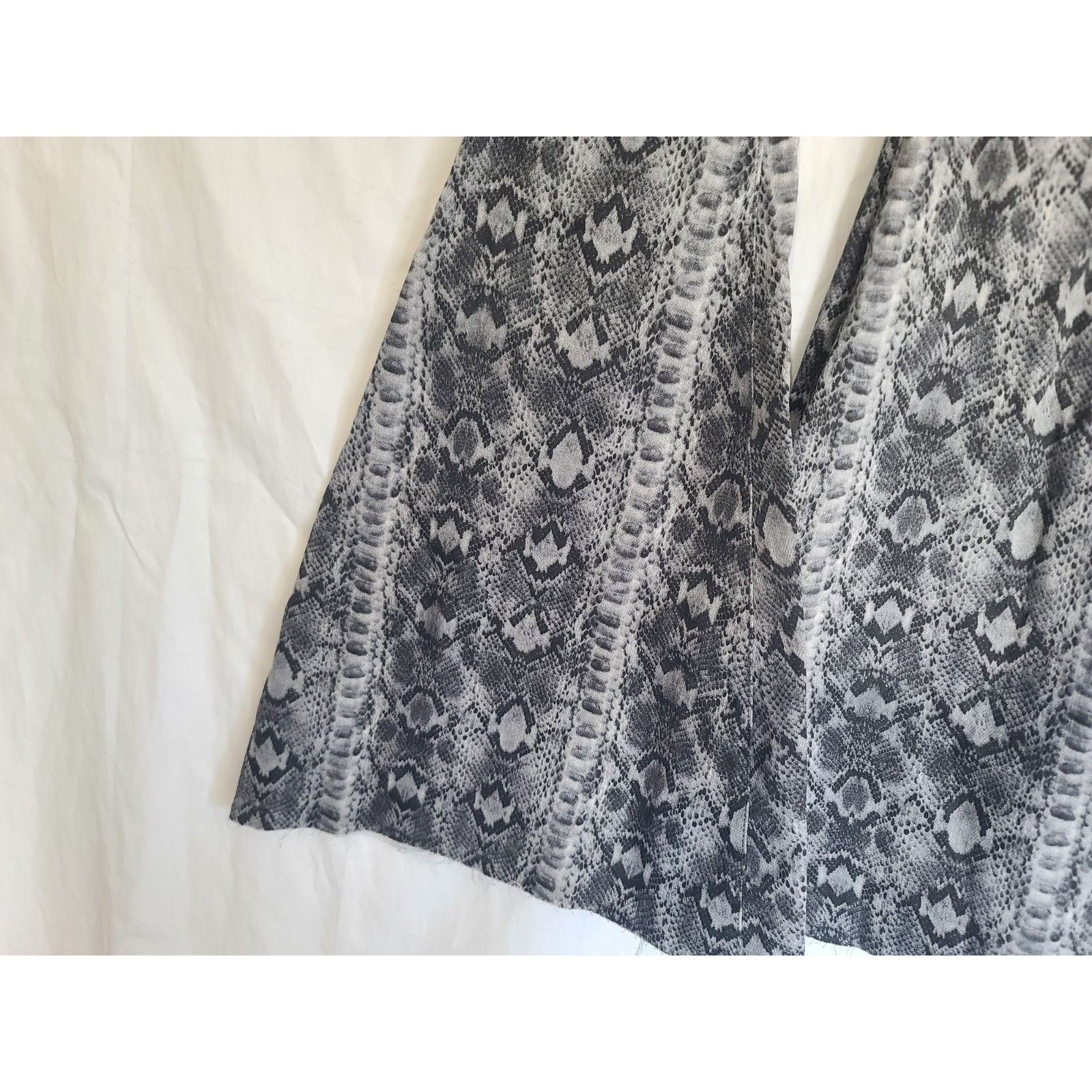 Free People We The Free Gray Just Float On Snake Flare Leg Jeans 25 X 32 Size 25" / US 0 / IT 36 - 4 Thumbnail