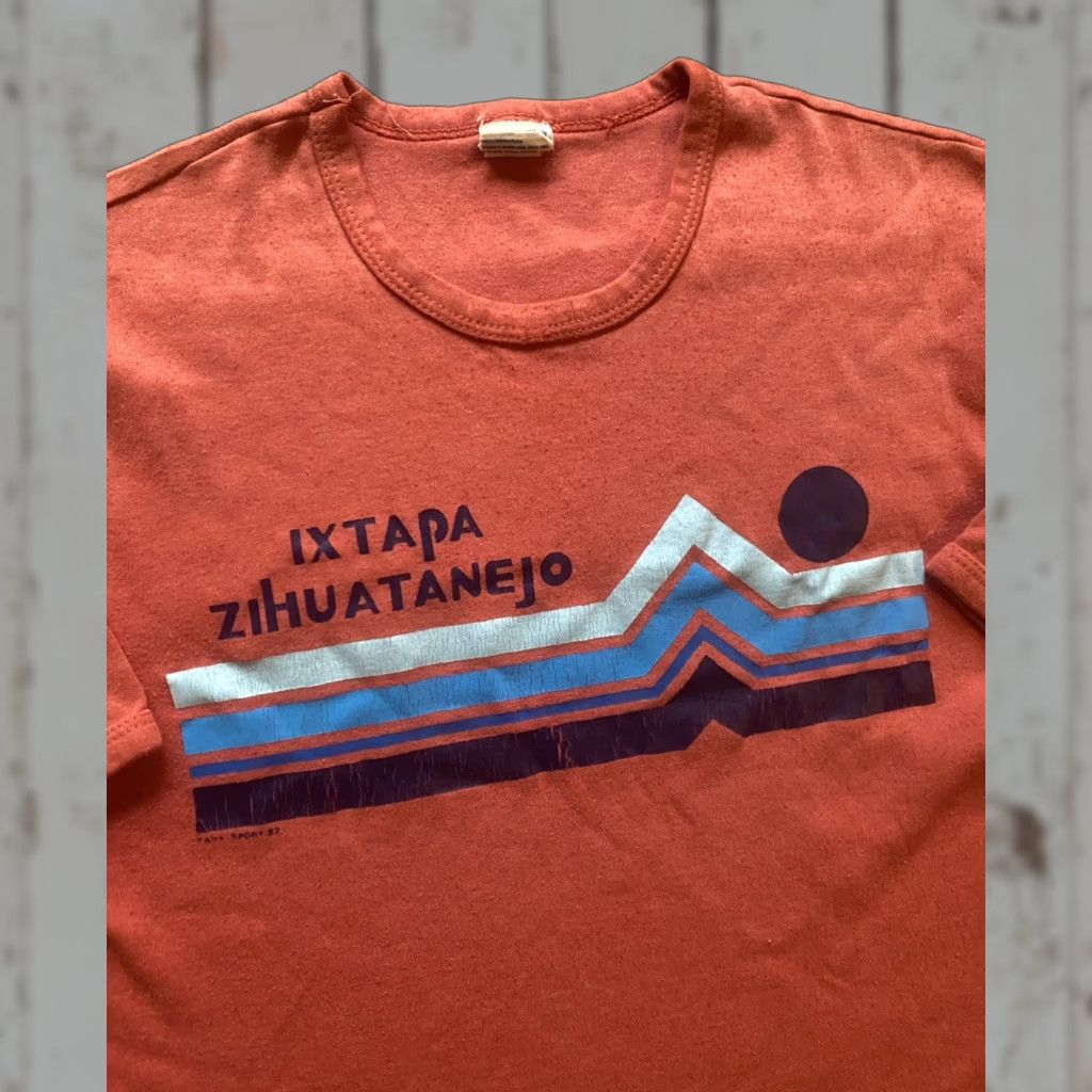 Vintage VINTAGE Mens Large Ixtapa Zihuatanejo Tourist T-shirt Red Short Sleeve ’82 as is Size US L / EU 52-54 / 3 - 1 Thumbnail