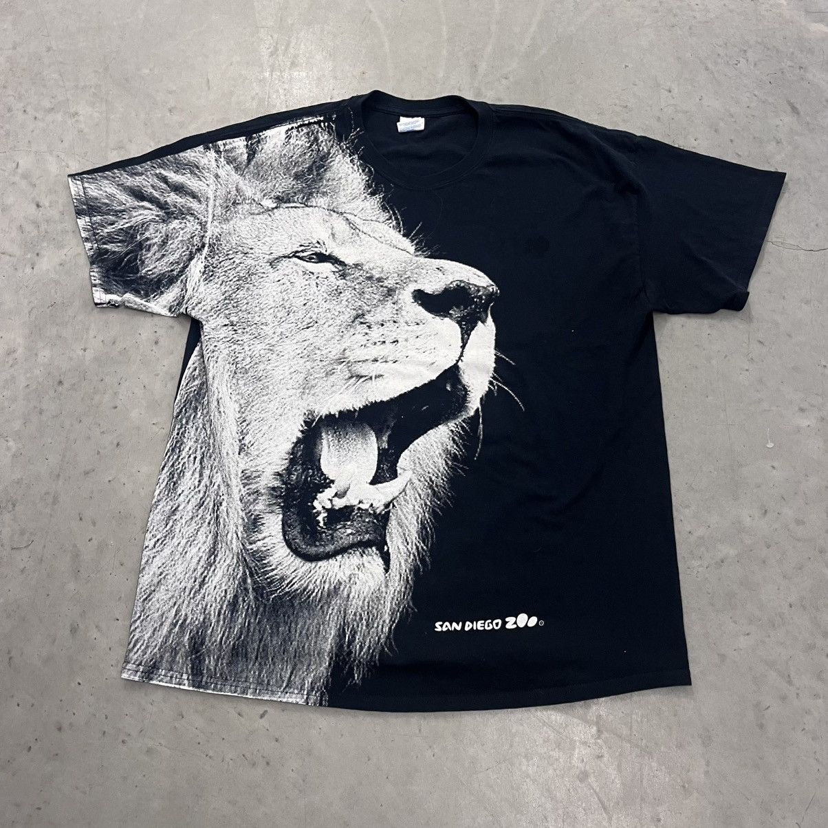 Gildan × Vintage Y2K Lion AOP San Diego Zoo 2000's vintage print Black XL Size US XL / EU 56 / 4 - 1 Thumbnail