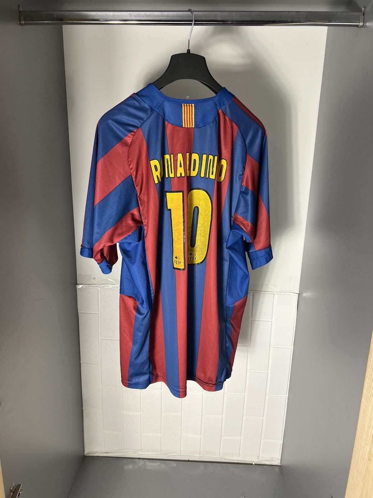 Vintage VERY RARE FC BARCELONA SPAIN RETRO SOCCER JERSEY Y2K 90s Size US XL / EU 56 / 4 - 8 Thumbnail