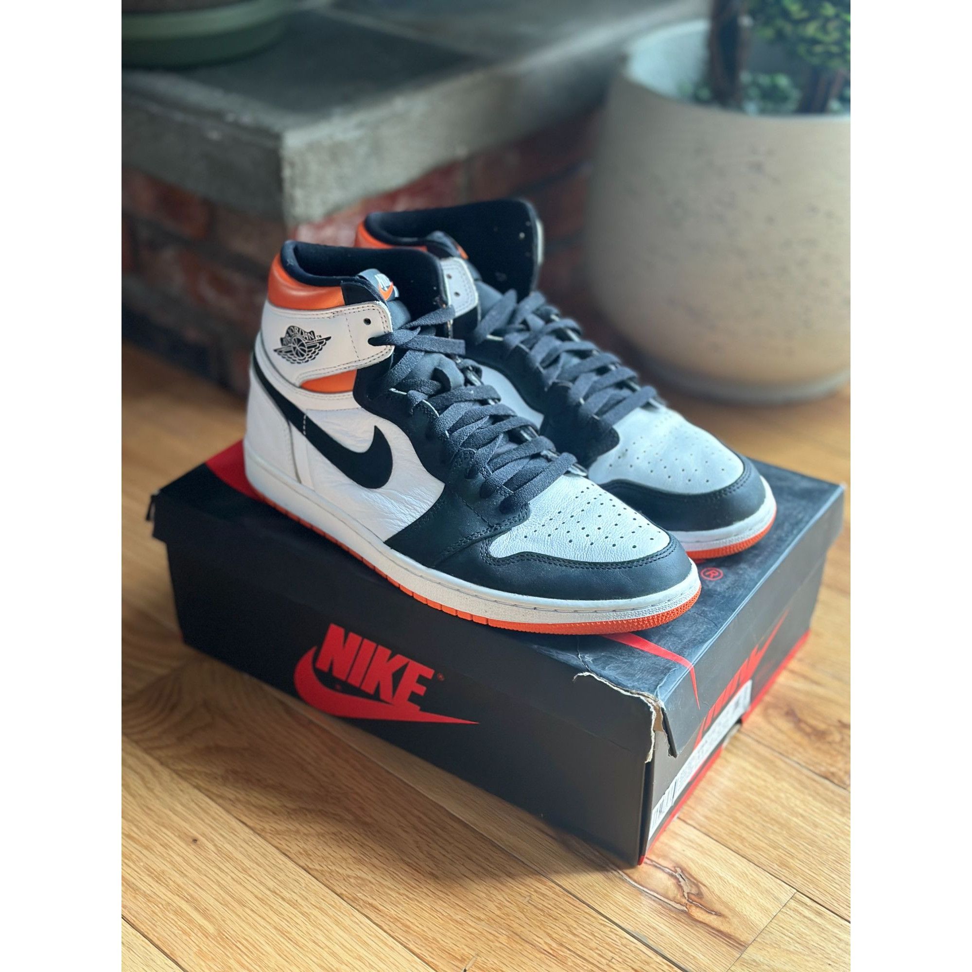 Nike NIKE AIR JORDAN 1 RETRO HIGH OG ELECTRO ORANGE MEN 555088-18 Size US 11.5 / EU 44-45 - 5 Thumbnail