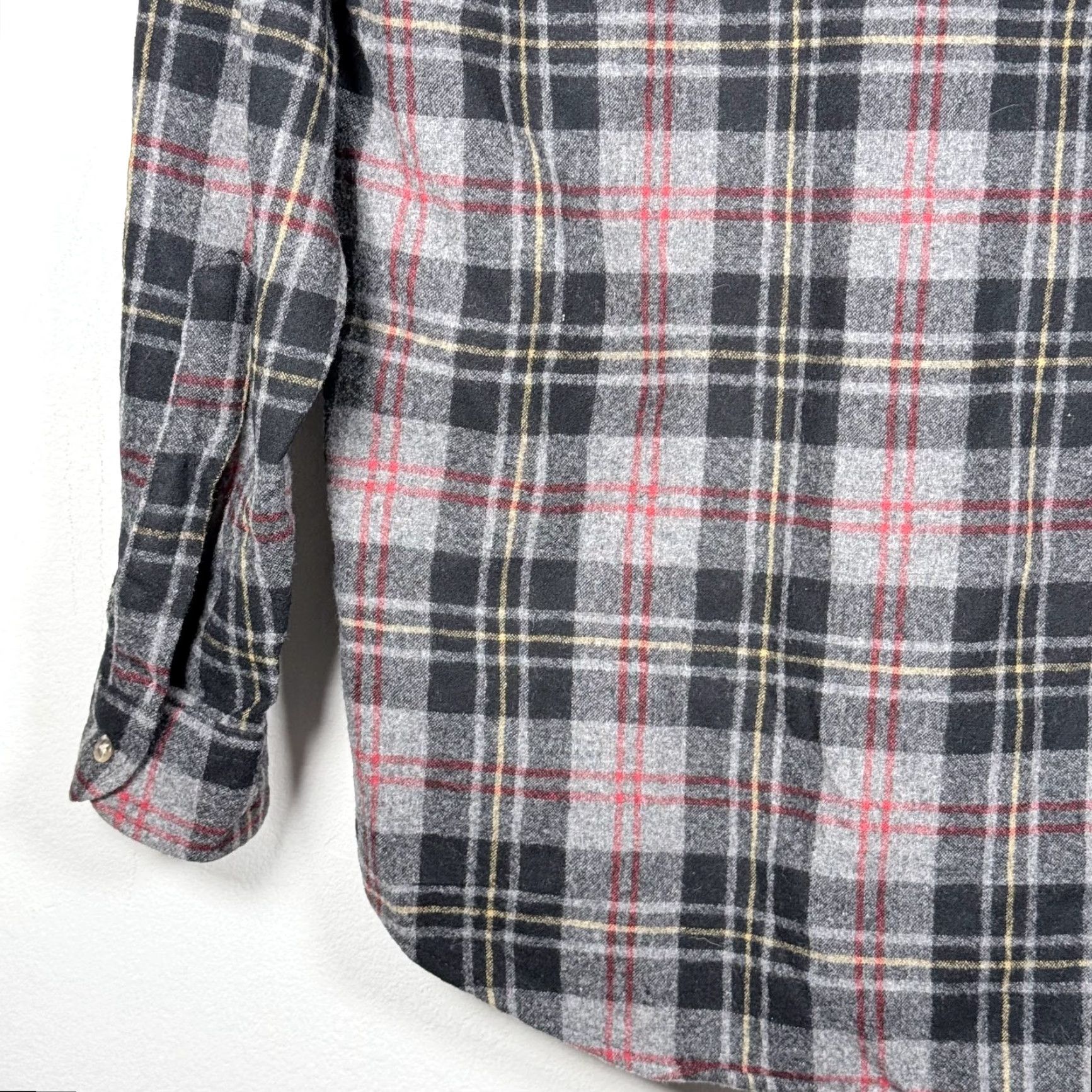 Pendleton VINTAGE Pendleton Shirt Gray Plaid Virgin Wool Fitted Men's Size Medium Size US M / EU 48-50 / 2 - 7 Thumbnail